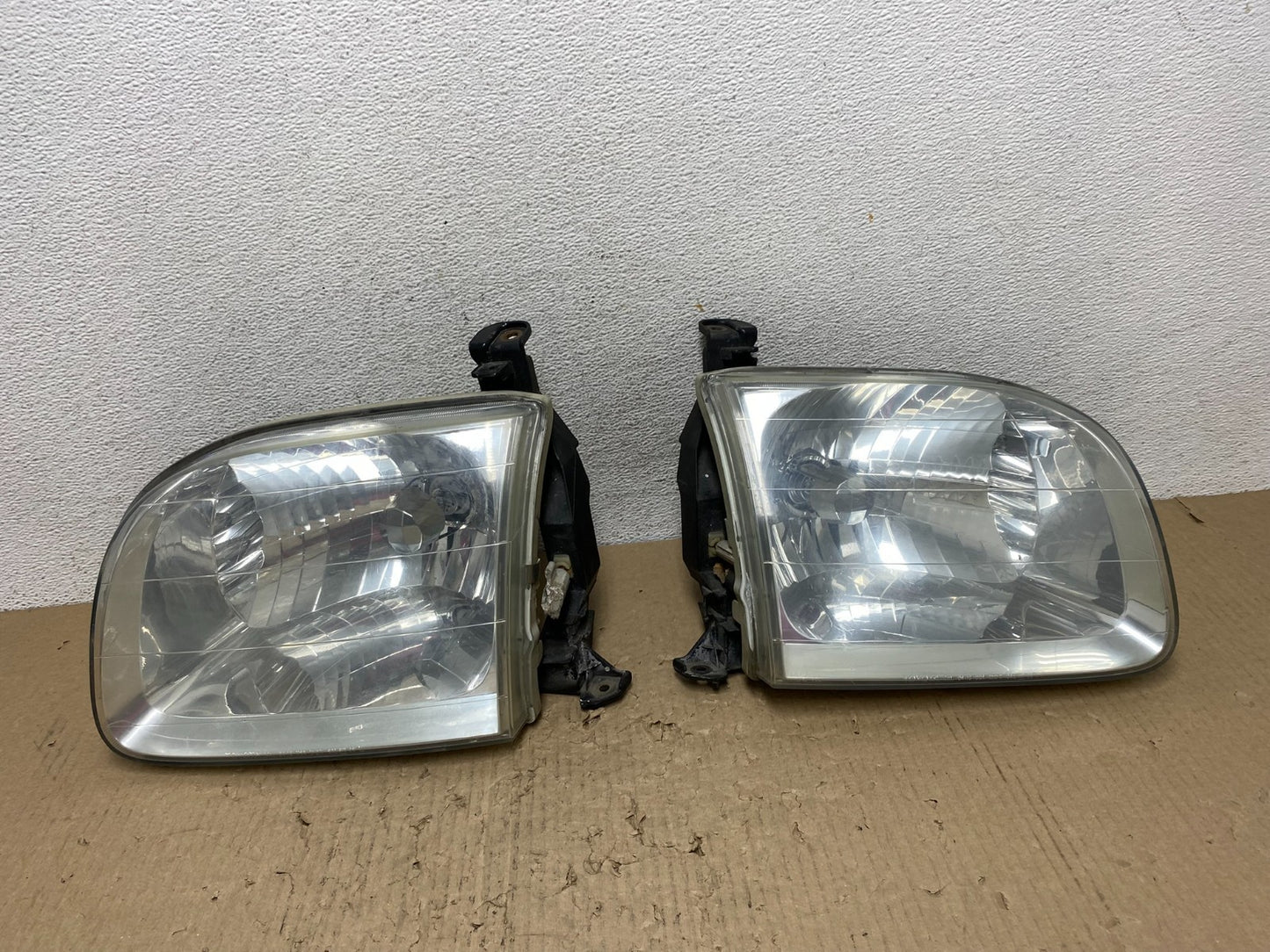 2001-2004 Toyota Sequoia Left+Right Side Halogen Headlights AF2827 DW0