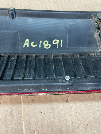 2002 - 2004 Subaru Outback Trunk Hatch Lid Tail Light Panel OEM Center AC1891 DG8