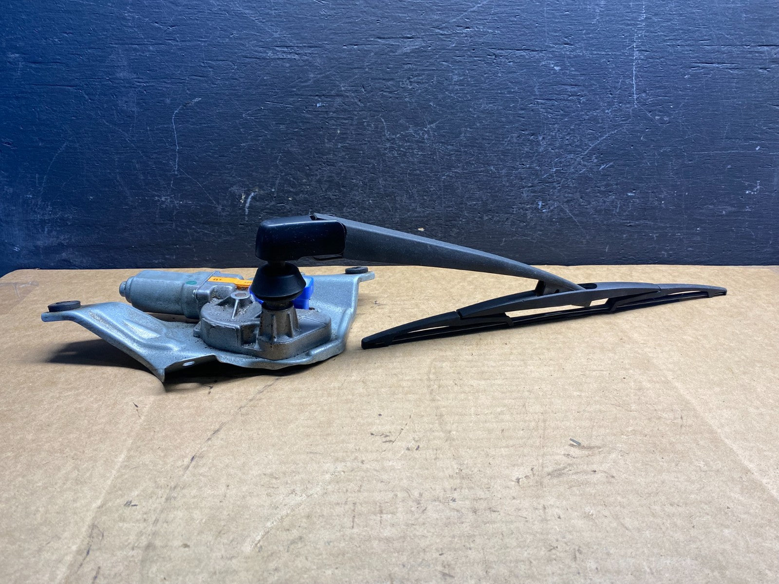 2010 to 2014 Subaru Outback Rear Windshield Wiper Motor AD75333