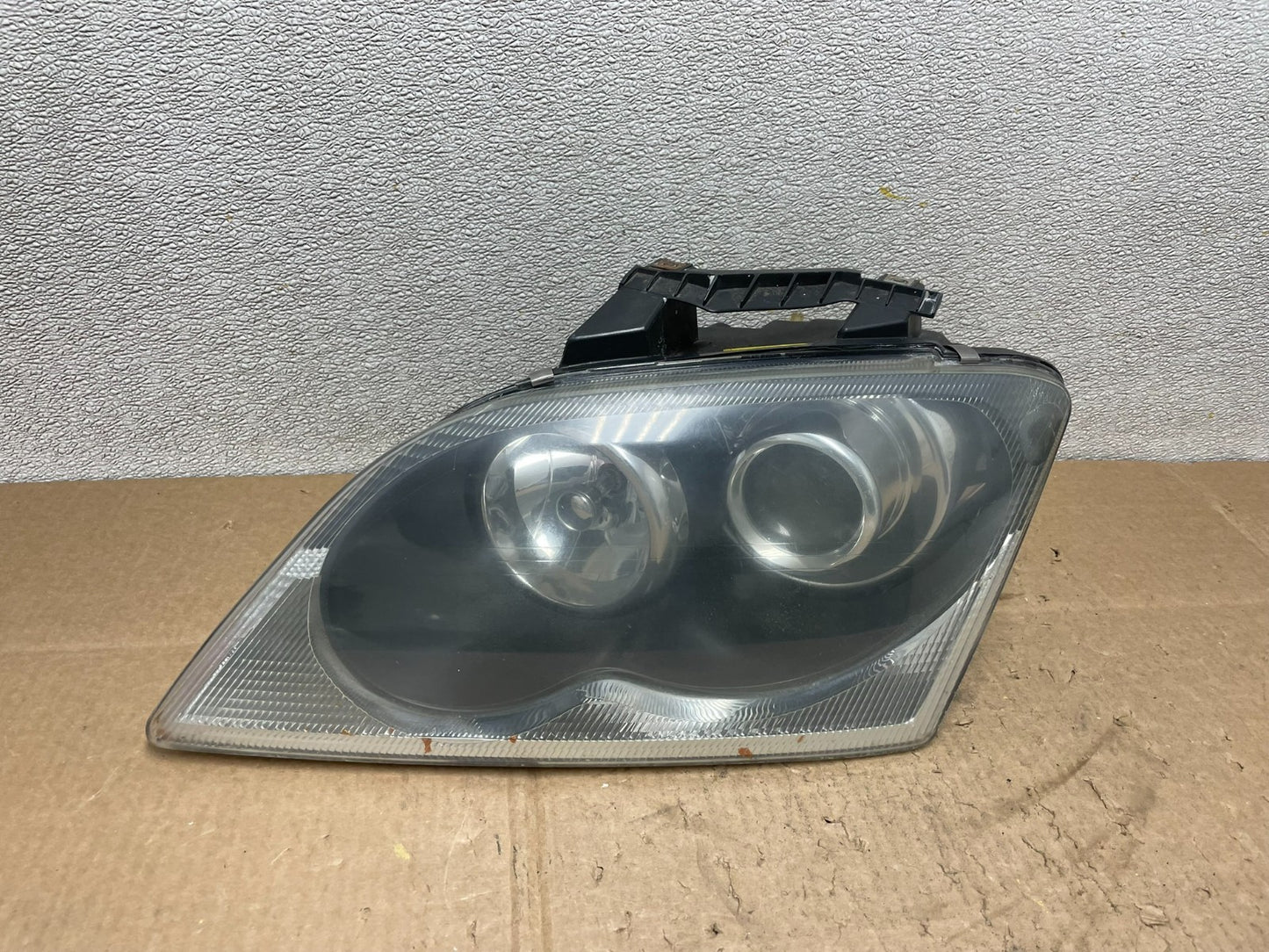 2004 to 2006 Chrysler Pacifica Headlight Left Driver LH Xenon OEM Y8960 DW0