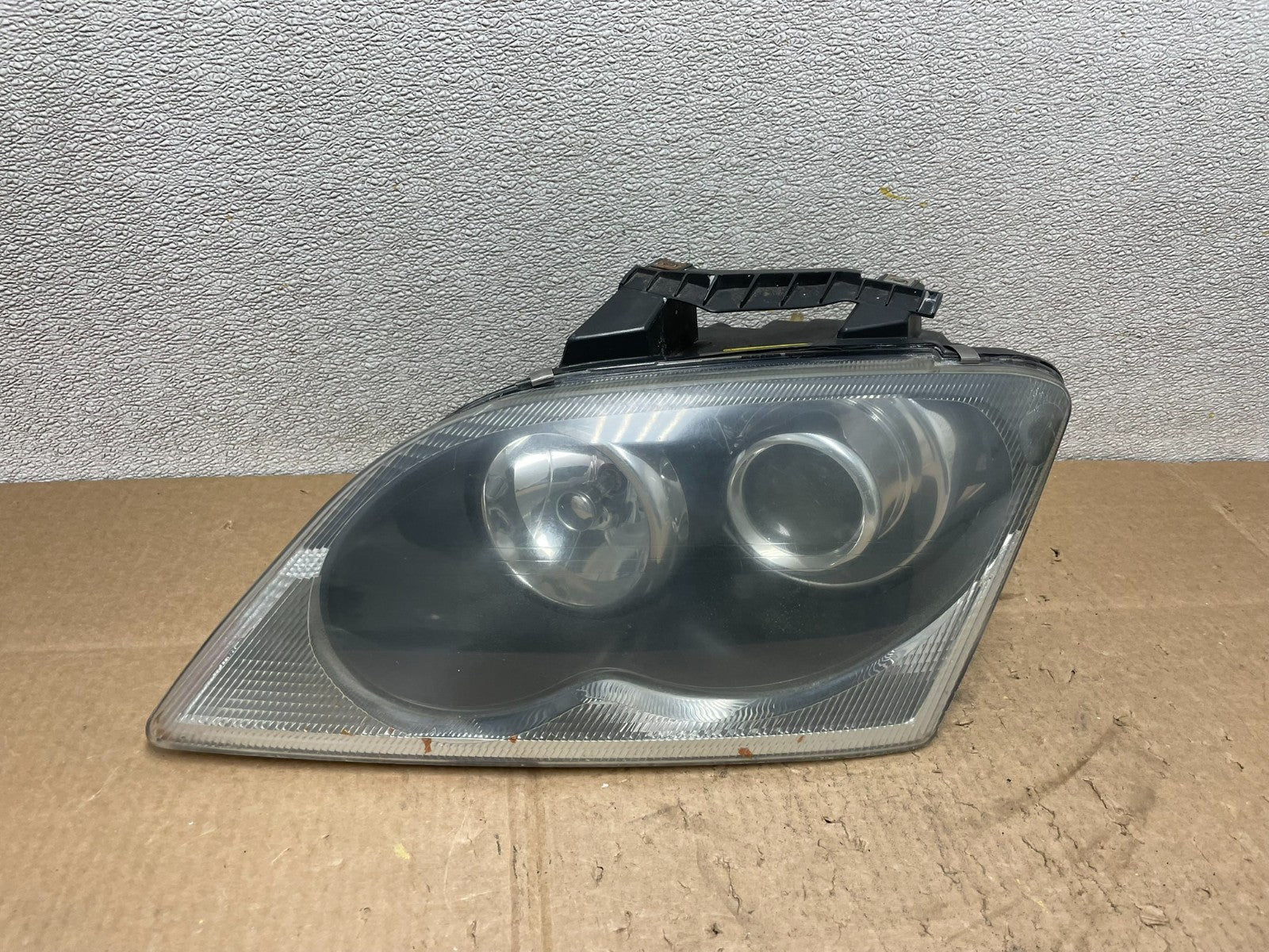 2004 to 2006 Chrysler Pacifica Headlight Left Driver LH Xenon OEM Y8960 DW0