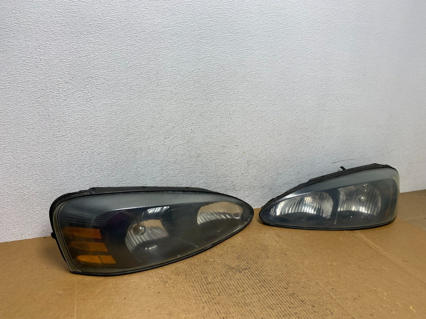 2004 to 2008 Pontiac Grand Prix Left+Right Side Black Headlights AE0311 DW2