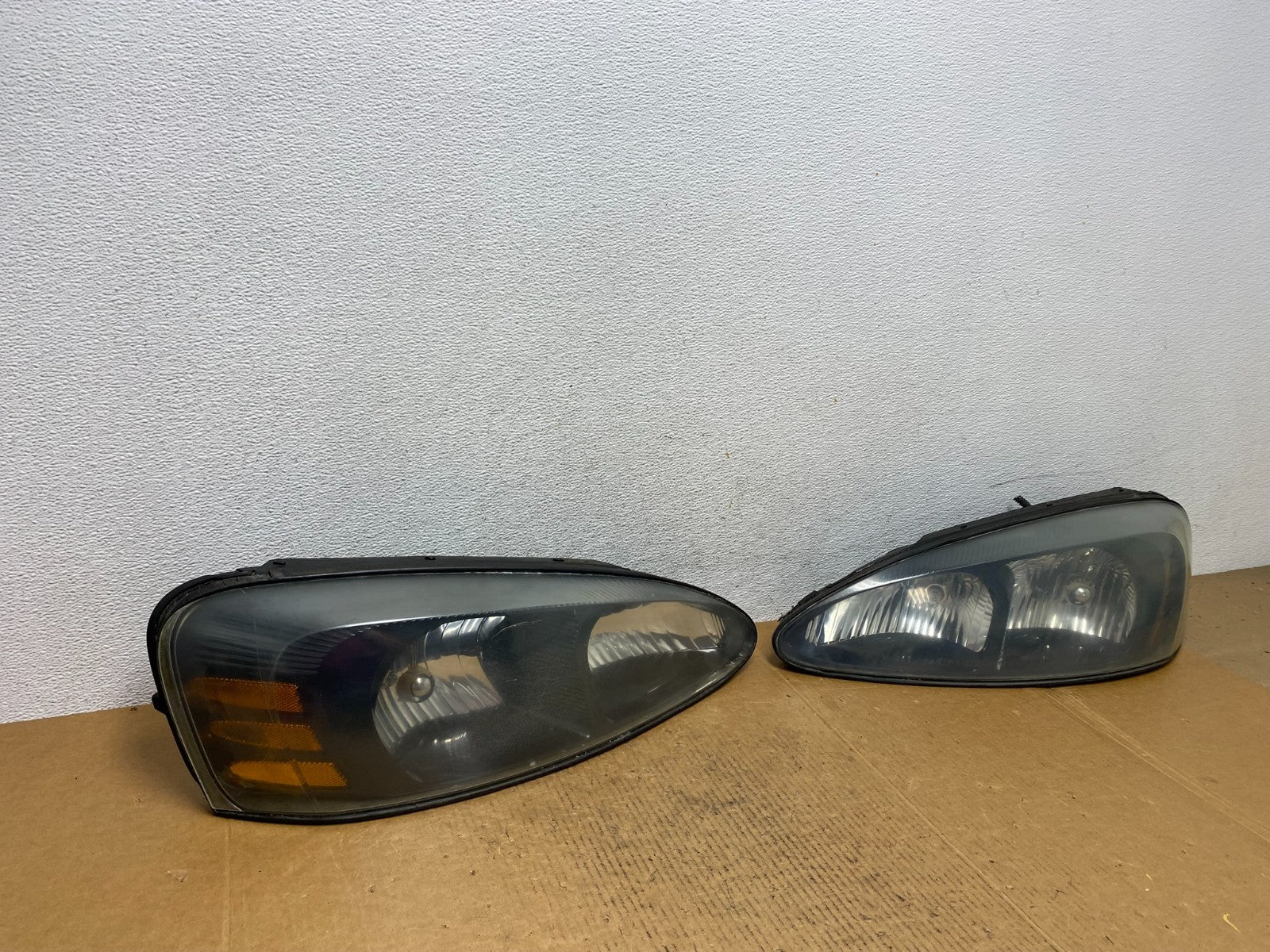 2004 to 2008 Pontiac Grand Prix Left+Right Side Black Headlights AE0311 DW2