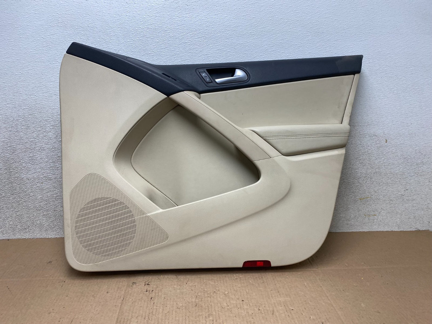 2009-2017 Volkswagen Tiguan Front Right Passenger RH Side Panel Door W0796 DG0