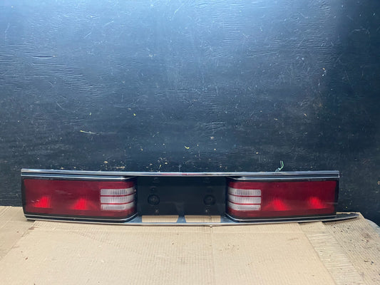 1992 to 1995 Buick Lesabre Trunk Rear Center Tail Light Panel W2531 DG0