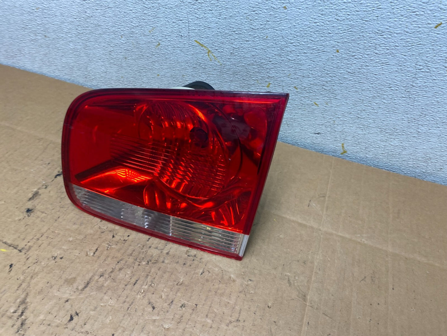 2004-2007 Volkswagen Touareg Right Passenger Rh Side Inner Tail Light N43941