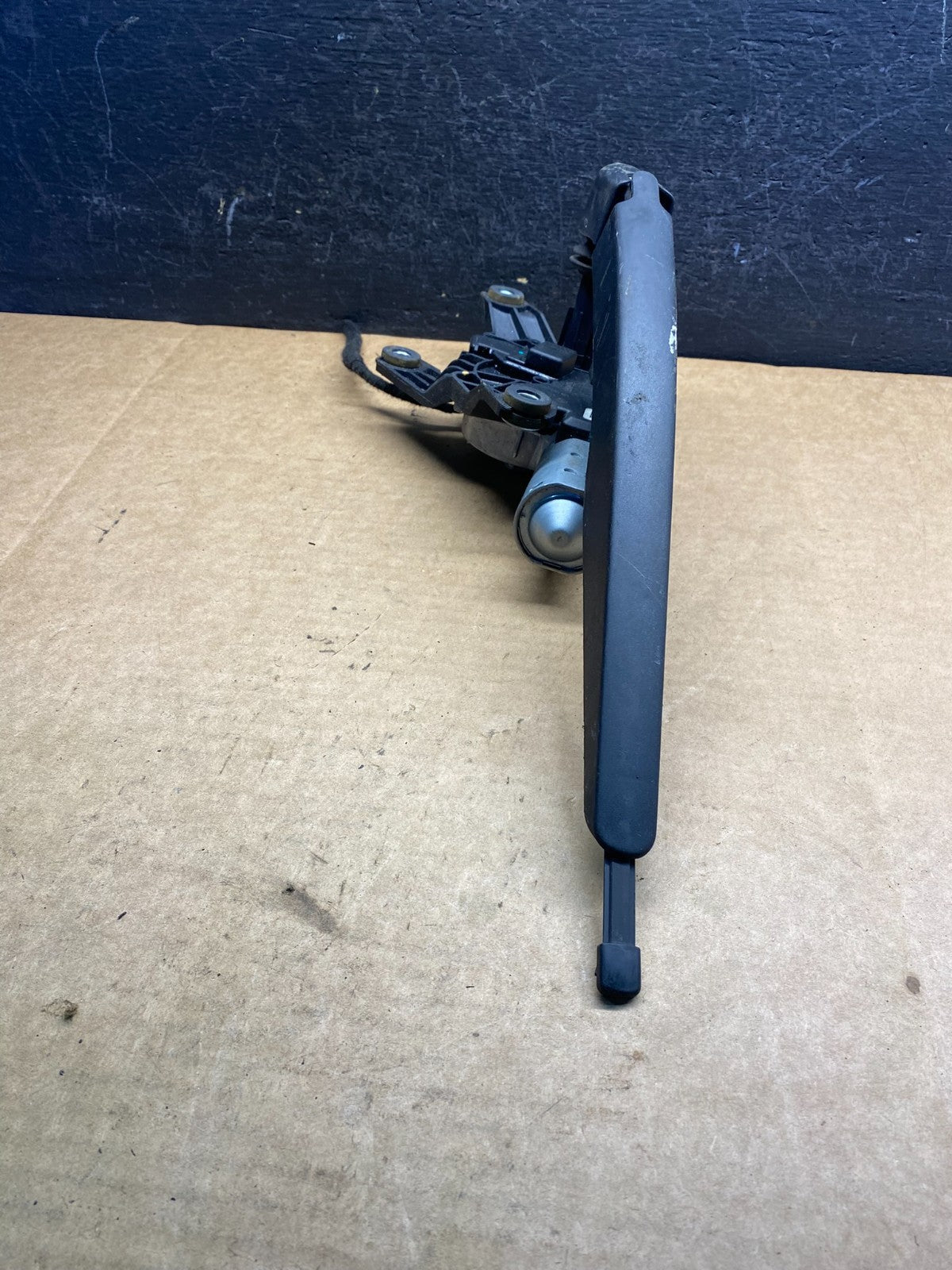 2020 to 2023 Ford Explorer Rear Windshield Wiper Motor ad7520 DG2