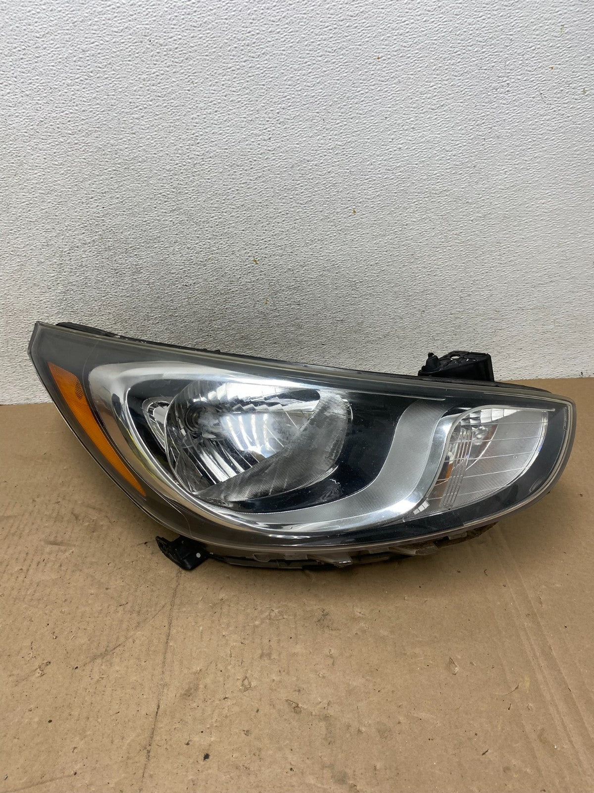 2013 to 2017 Hyundai Accent Right Passenger RH Side Headlight AG4704 DW0
