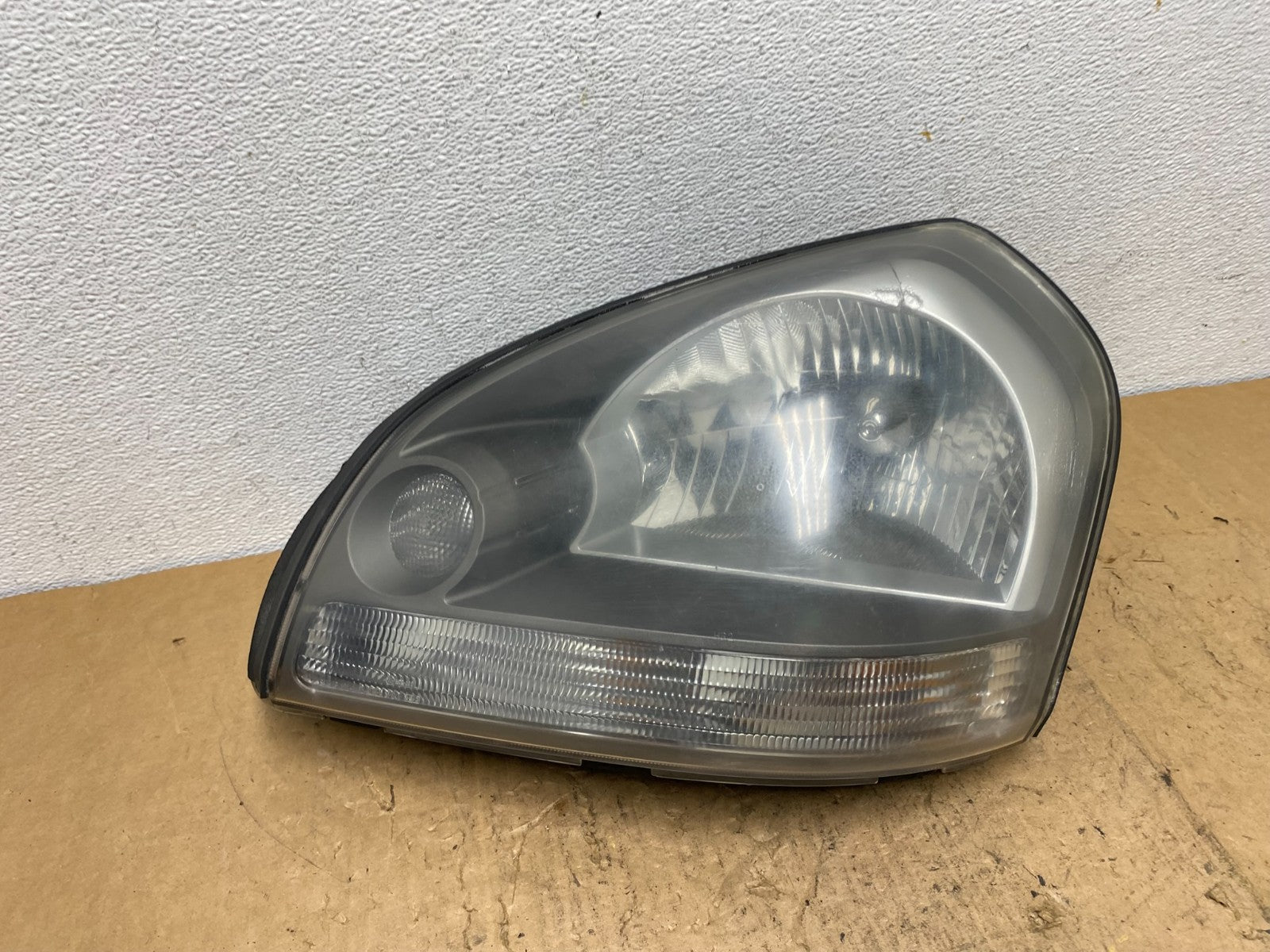 2005 to 2008 Hyundai Tucson Left Driver LH Side Headlight AD0533 DW0