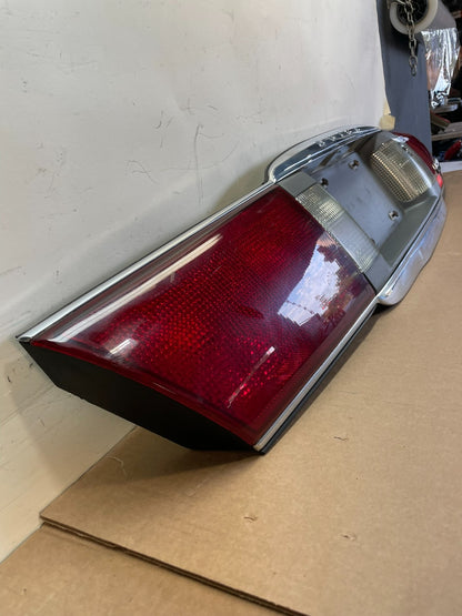 2000 to 2005 Buick Lesabre Trunk Rear Center Tail Light Panel AG7602 DG2