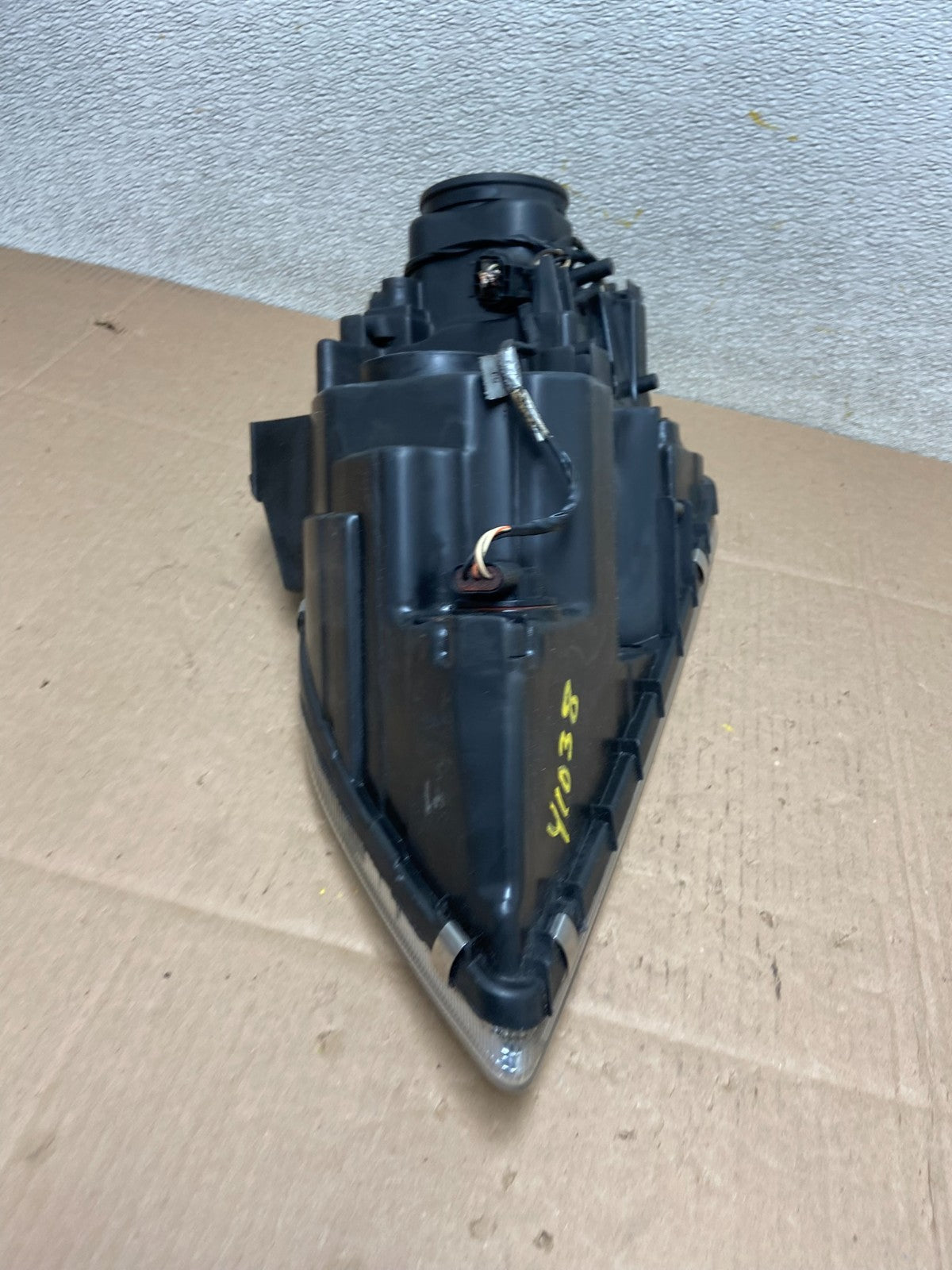 2004 to 2006 Chrysler Pacifica Headlight Right Passenger Halogen OEM Y1038 DW9