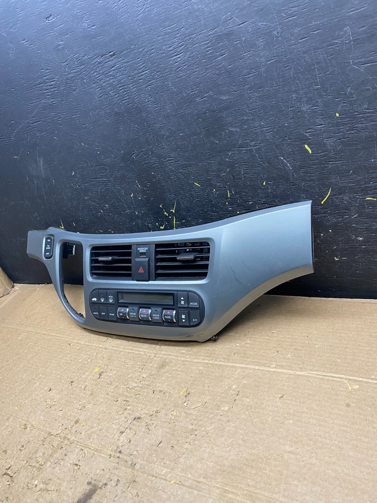 2005 to 2010 Honda Odyssey  Radio Climate Control Dash Trim Bezel W9735 DG1