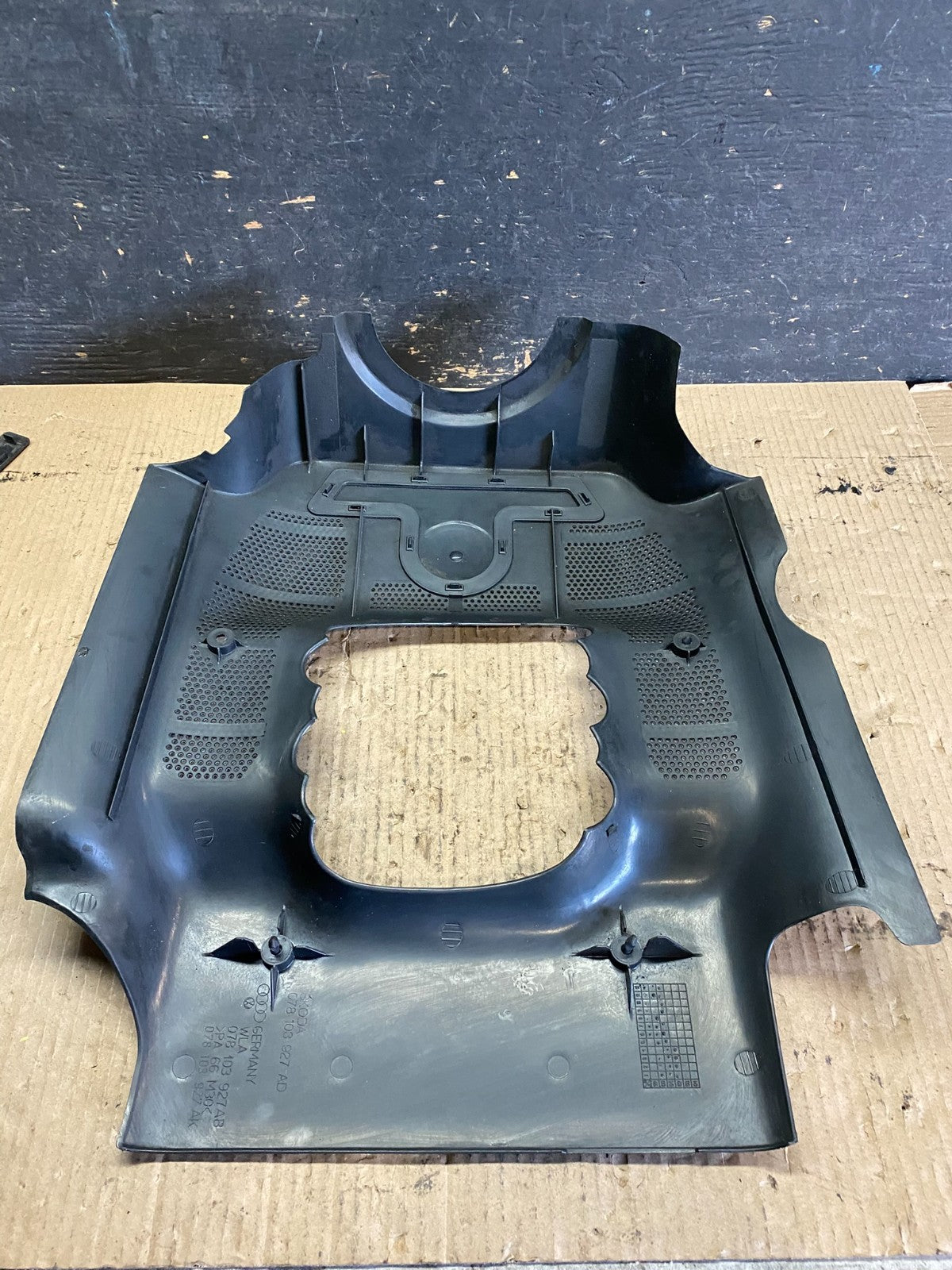 2001 to 2005 Volkswagen Passat 2.8 Turbo Engine Motor Cover Q3250 DG4