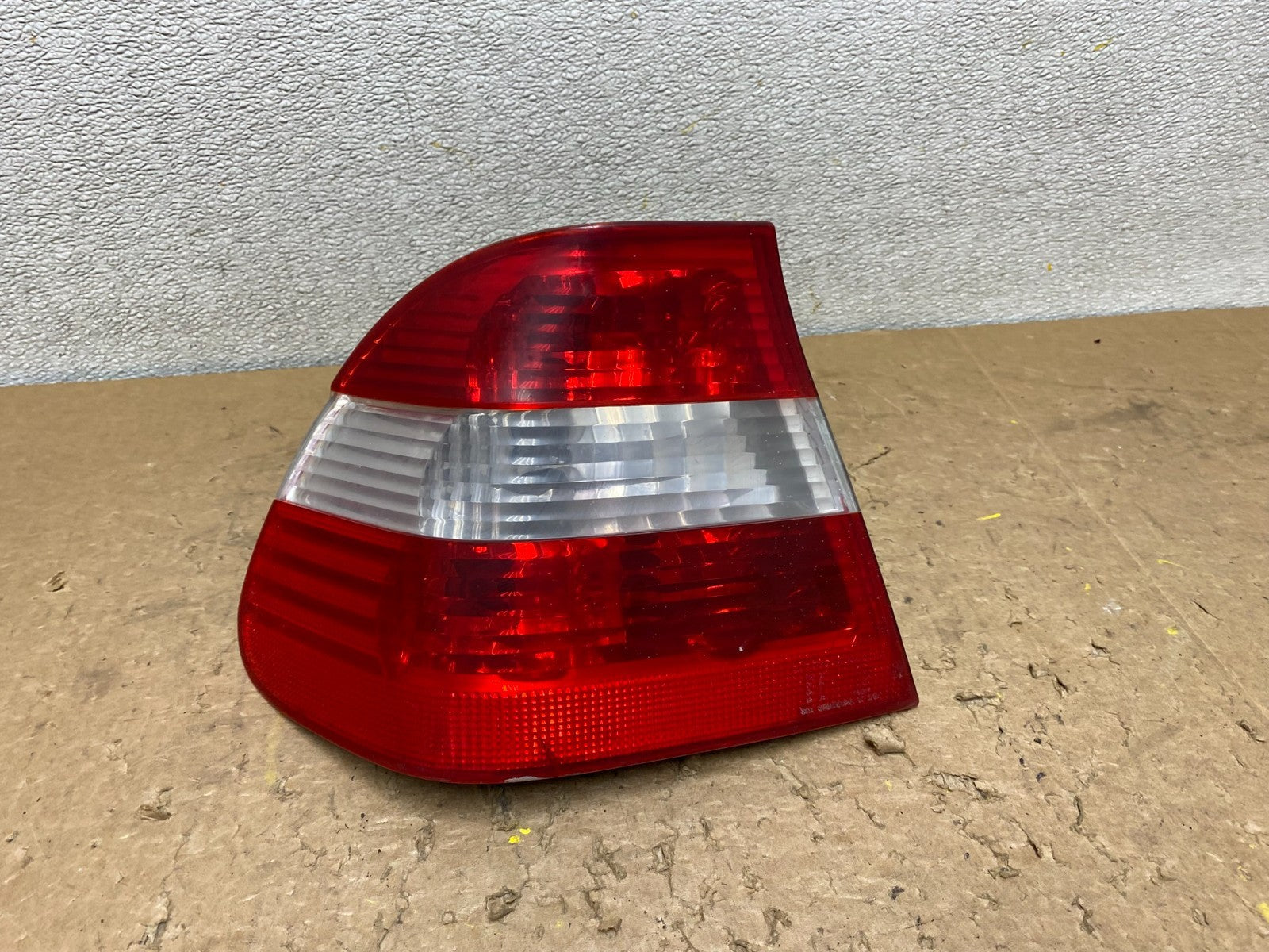 2002 -  2005 BMW 3 320i E46 Series Left Driver Side Tail Light V8309 DW0
