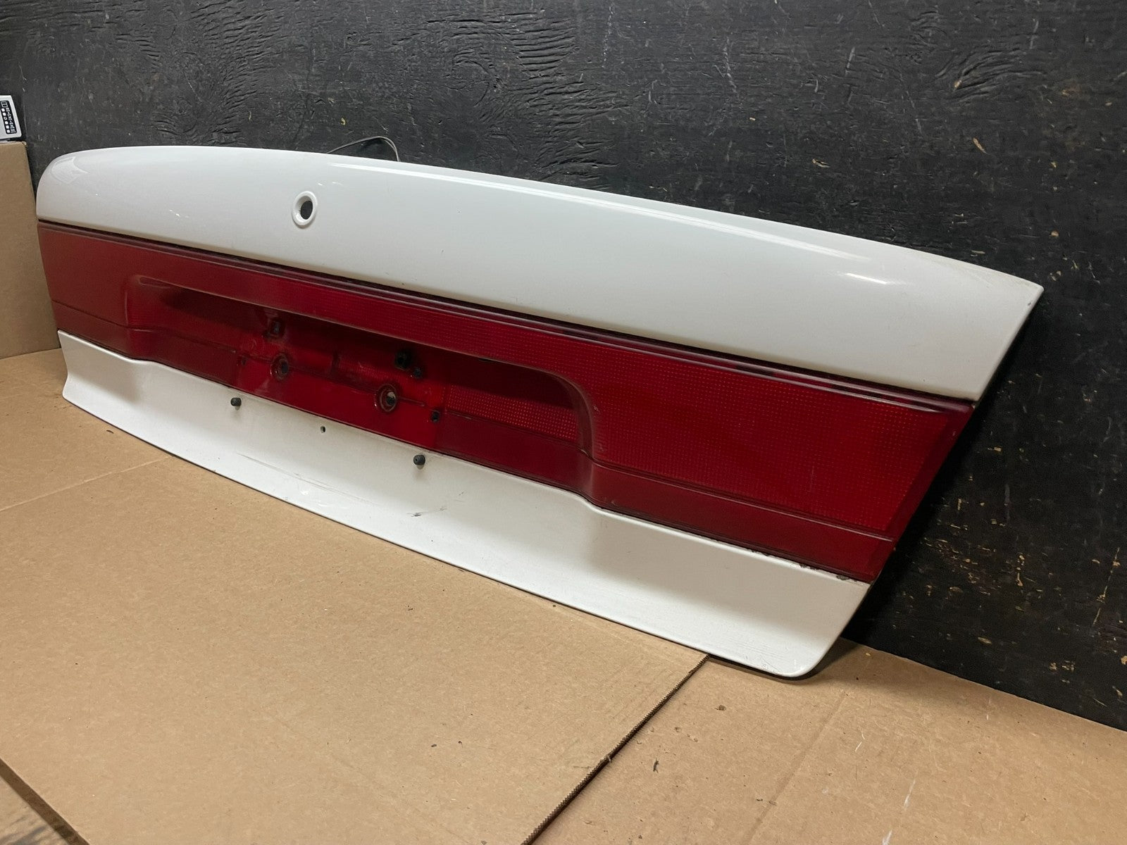 1997 - 1999 Saturn SL2 Sedan Center Tail Light Lid Trunk Rear Panel  Y9250 DG2