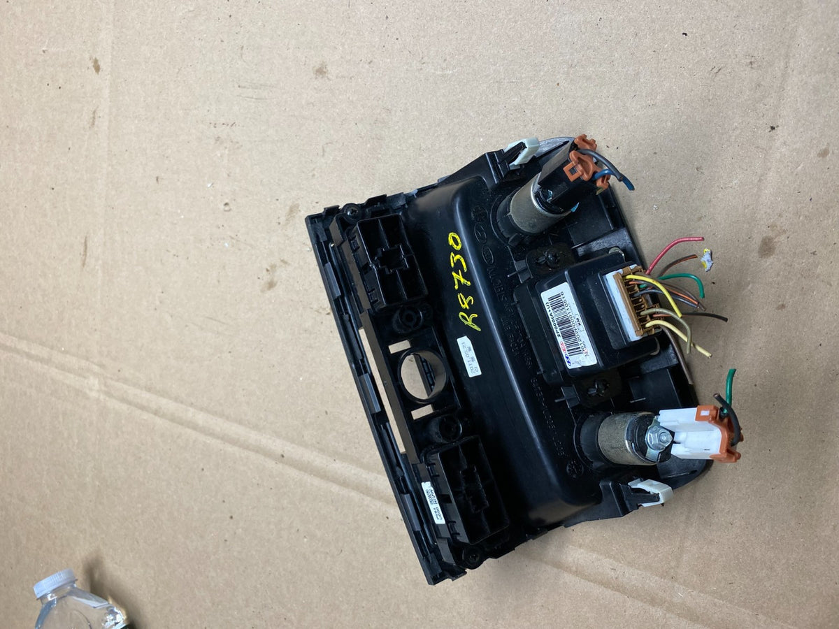 2011-2013 Kia Sorento Center Seat Heater Switches Aux USB Power Outlet R8730 DG4