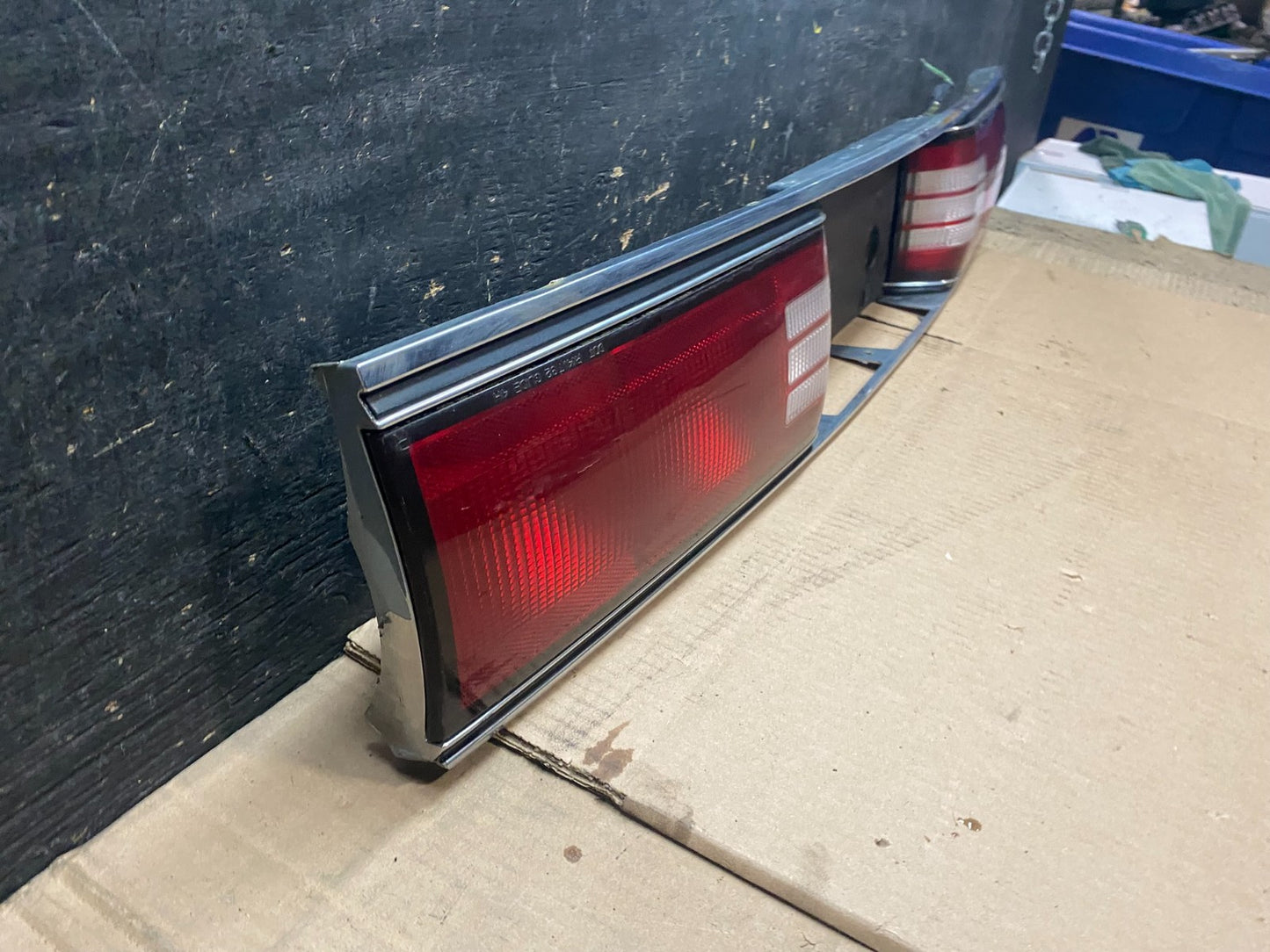 1992 to 1995 Buick Lesabre Trunk Rear Center Tail Light Panel W2531 DG2