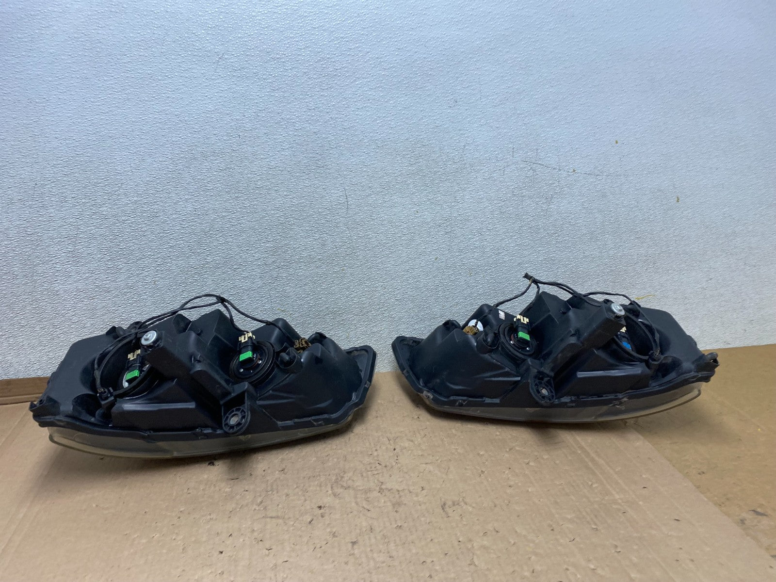 2008 to 2016 Chrysler Town and Country Left+Right Side Headlights U8784 DW8
