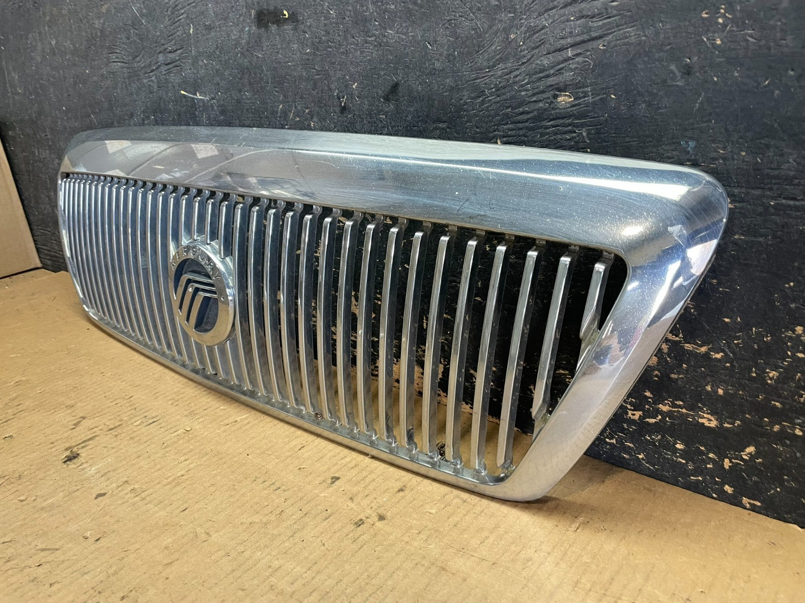 2003 to 2005 Mercury Grand Marquis Front Upper Grill Grille OEM aa5892 DG2