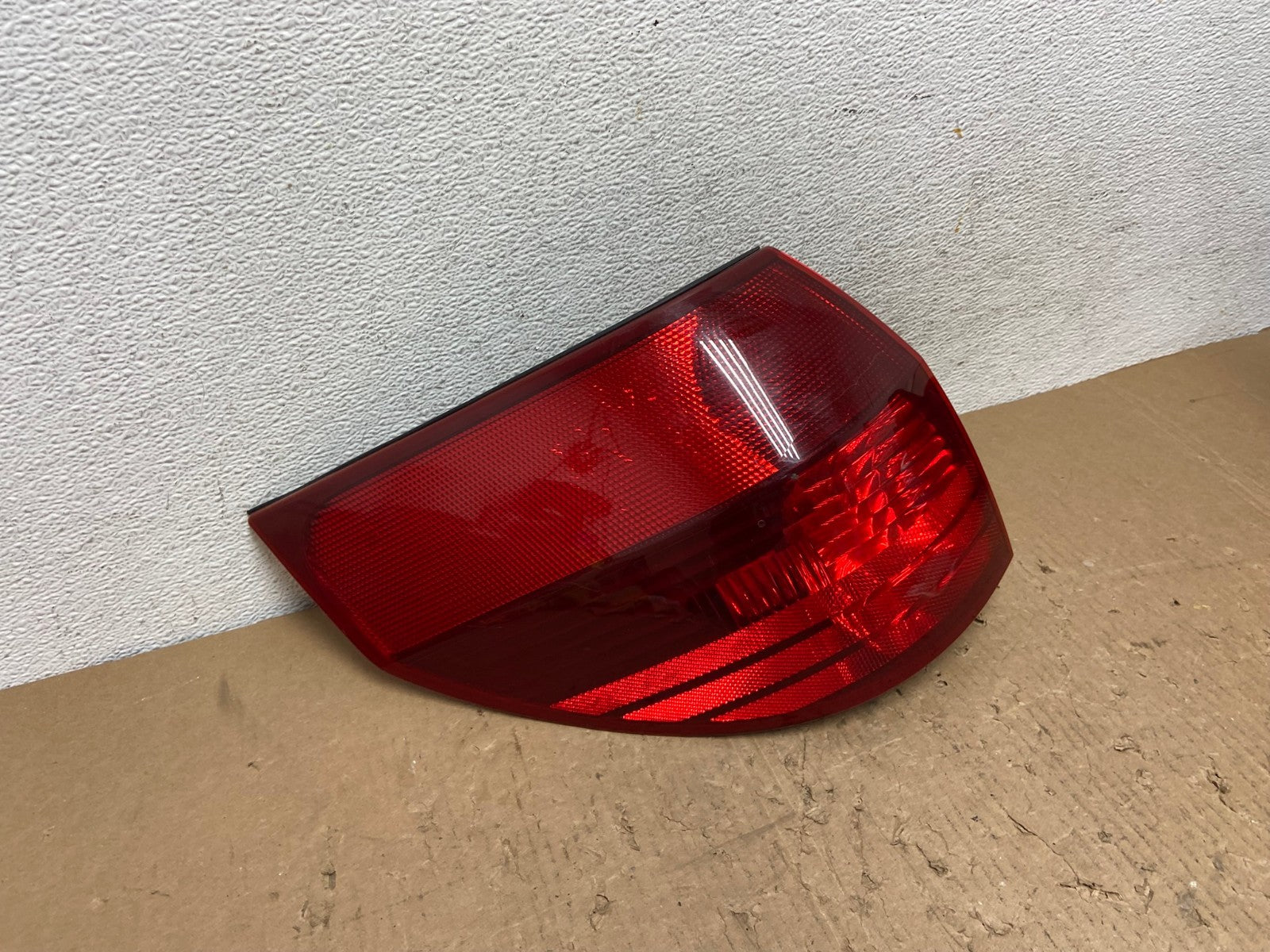 2004 to 2005 Toyota Sienna Left Driver LH Side Tail Light AD8779 LK2
