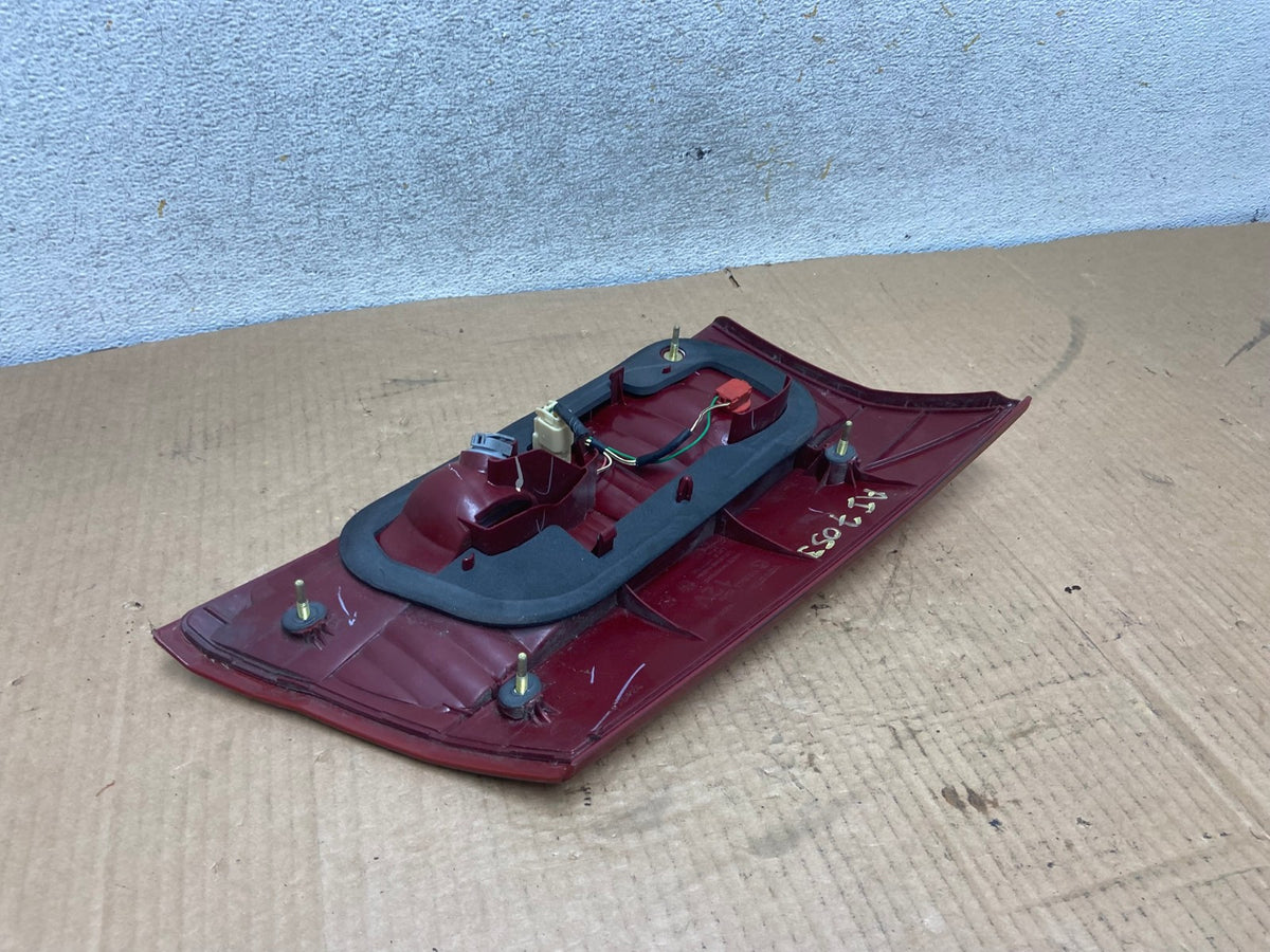 2004-2005 Toyota Sienna Right Passenger RH Side Inner Tail Light AI7053 LK4