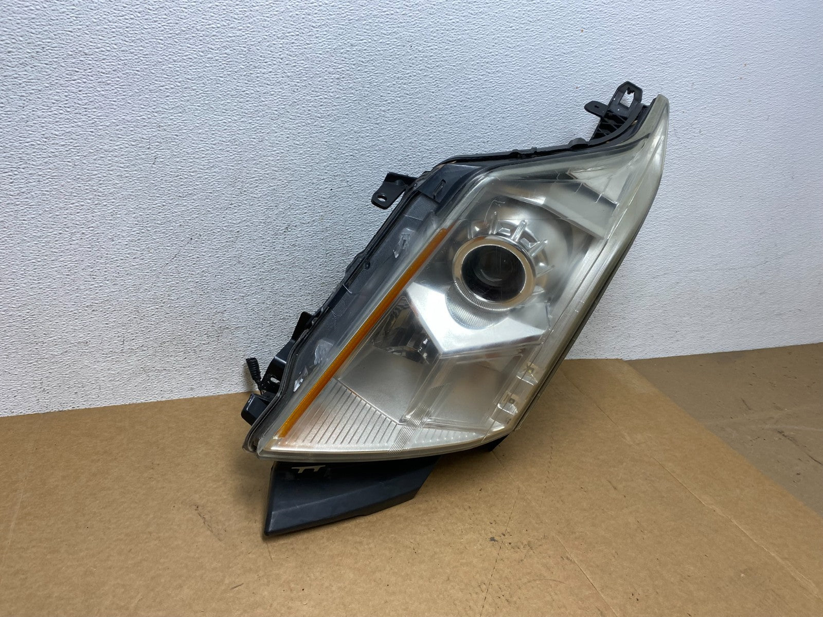 Halogen 2010 to 2016 Cadillac SRX Left Driver LH Side Headlight AE2949 DW2