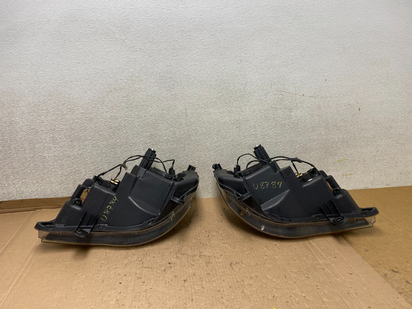 2008 to 2016 Chrysler Town and Country Left+Right Side Headlights U8784 DW9