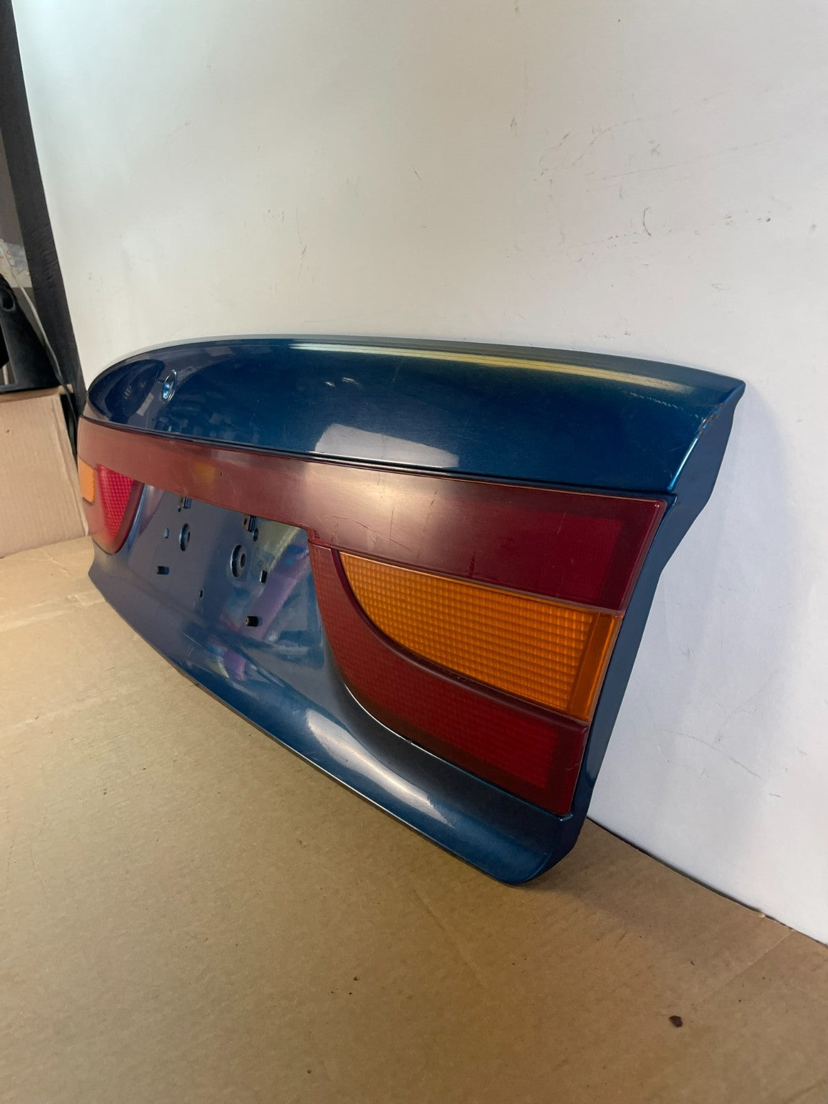 2000-2002 Saturn SL2 Sedan Center Tail Light Lid Trunk Rear Panel AG3128 DG1