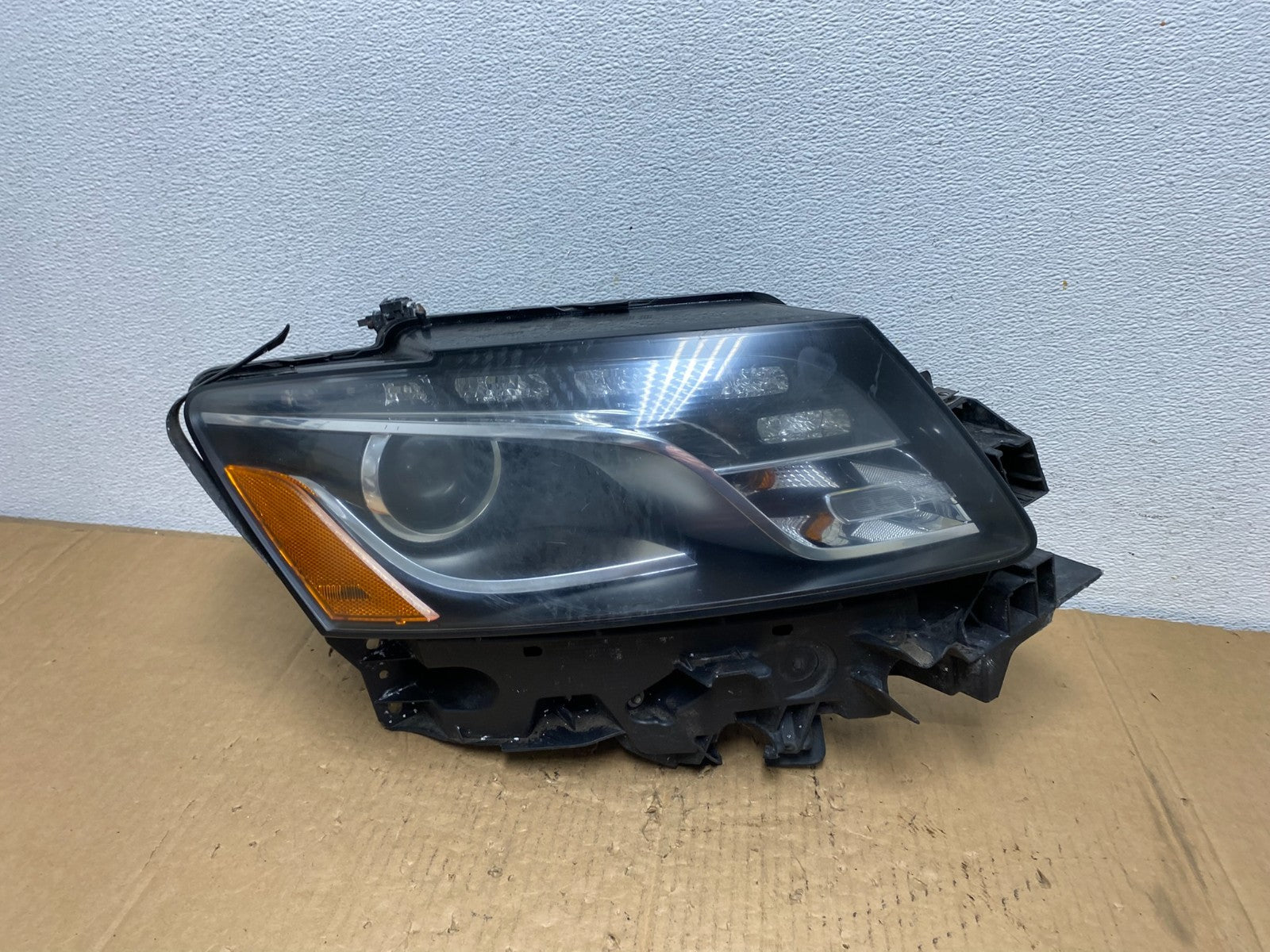 2009 to 2012 Audi Q5 Right Passenger RH Side Xenon HID Headlight AD1075 DW0