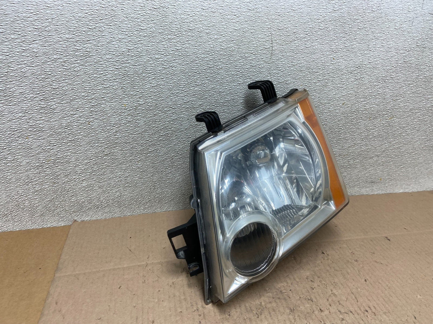 2005 - 2015 Nissan Xterra Driver Left LH Side Headlight Z4070 DW2