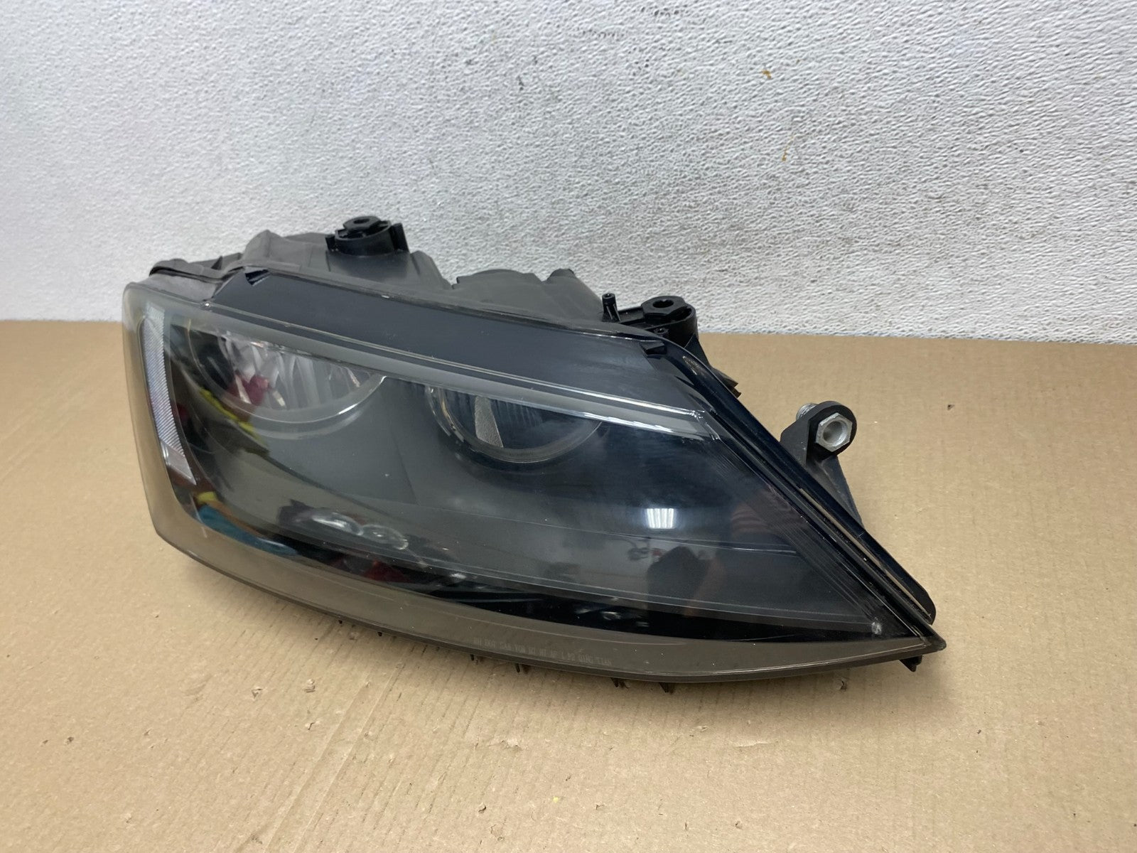 2011 to 2014 Volkswagen Jetta Right Passenger RH Headlight Halogen AE9490 DW1