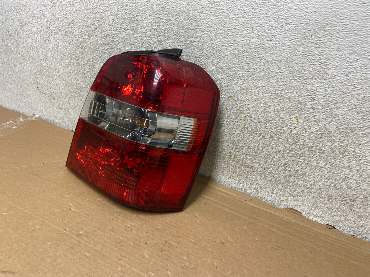 2004-2007 Toyota Highlander Right Passenger RH Side Tail Light AH8370 LK2