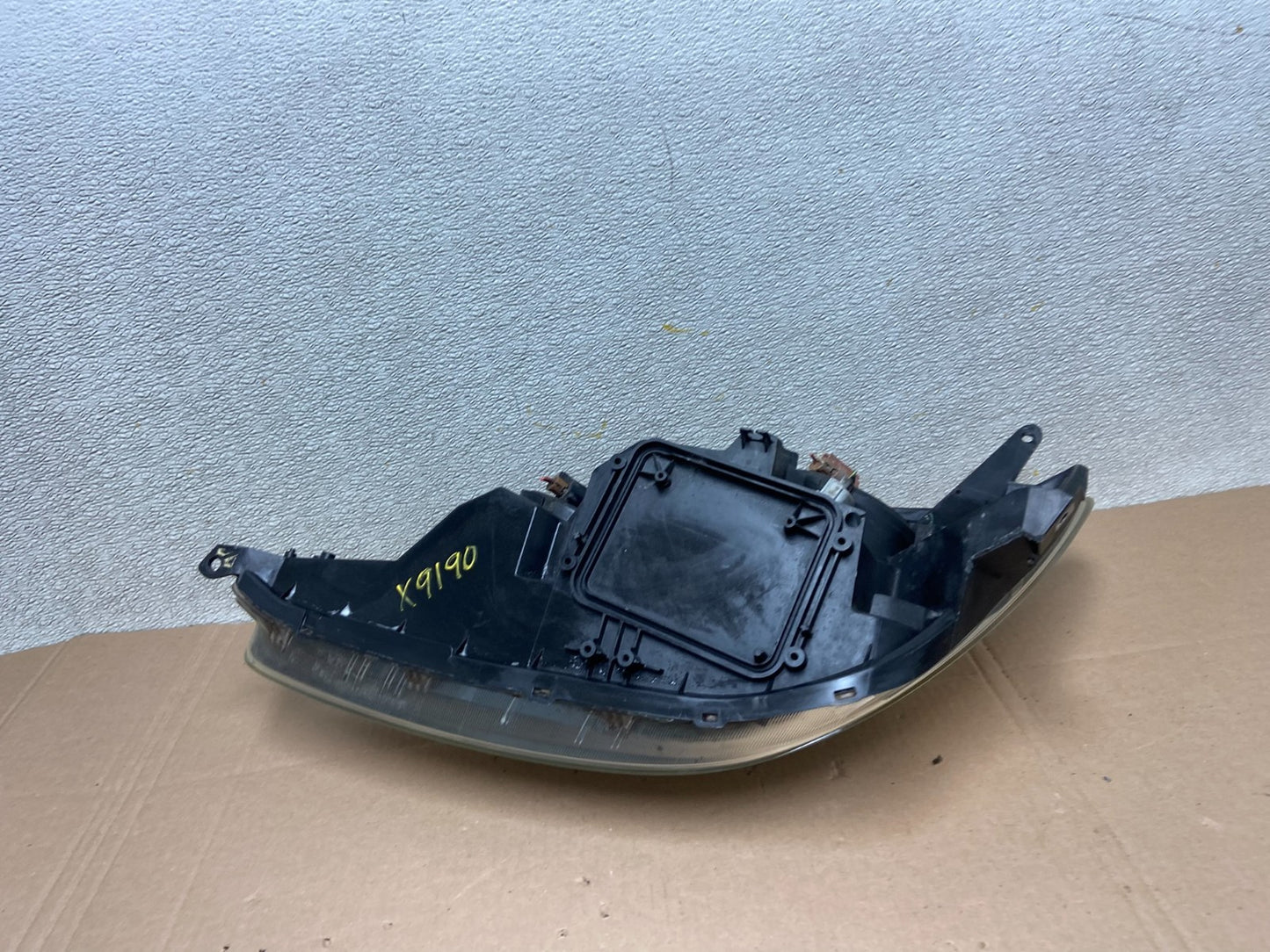 2004-2005 Toyota Sienna Right Passenger Halogen Headlight OEM X9190 DW9