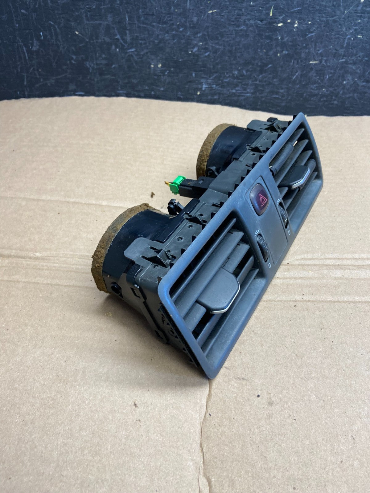 2003 to 2014 Volvo XC90 Center Dash Bezel Hazard Switch Air Vent AF1773 DG1