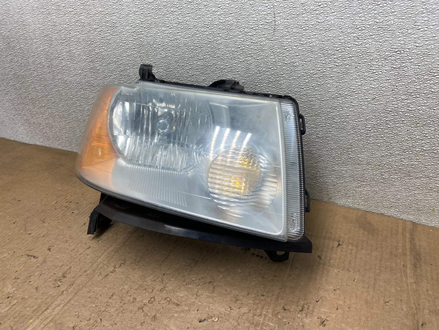 2005 - 2007 Ford Freestyle Right Passenger RH Side Halogen Headlight AA8266 DW1