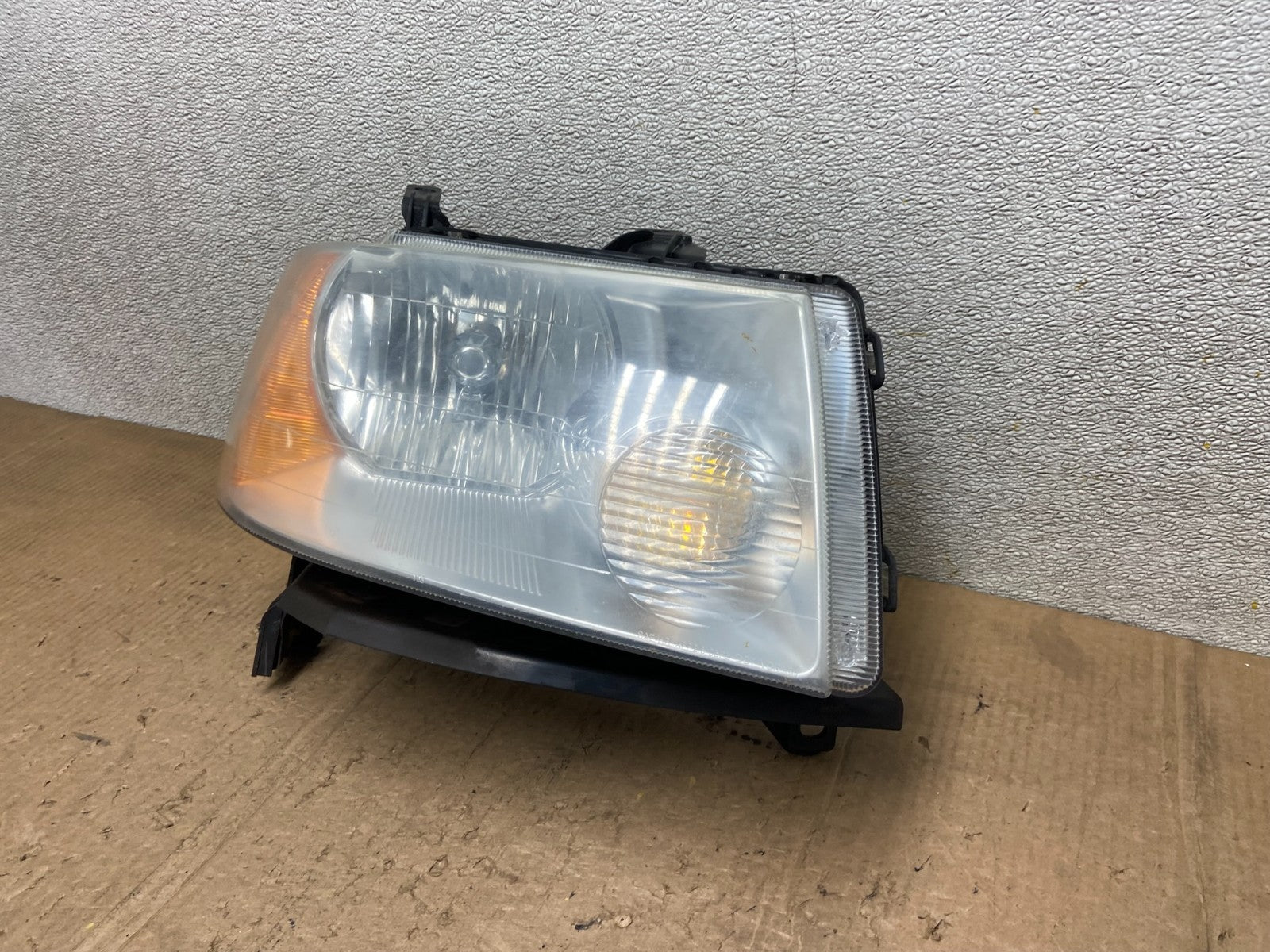 2005 - 2007 Ford Freestyle Right Passenger RH Side Halogen Headlight AA8266 DW1