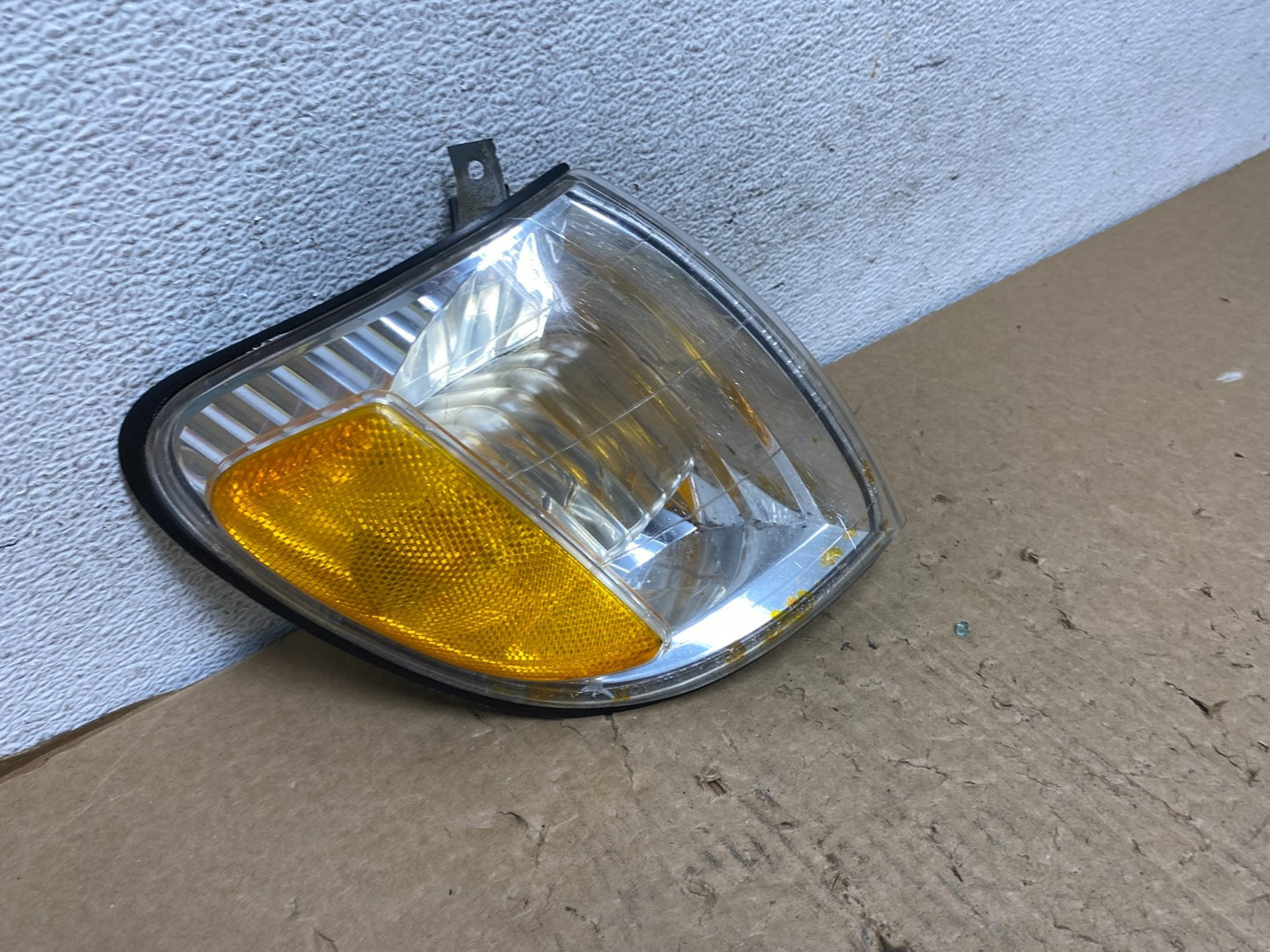 2000 to 2004 Toyota Tundra Right Passenger RH Side Turn Signal Light AF8206 DW2
