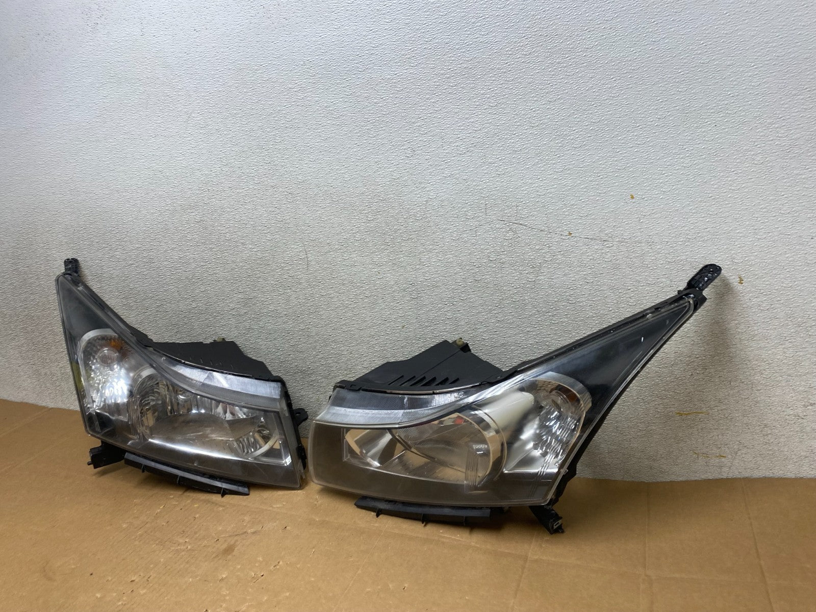 2011 to 2015 Chevrolet Cruze Halogen Left+Right Set Headlights V4877 DW1