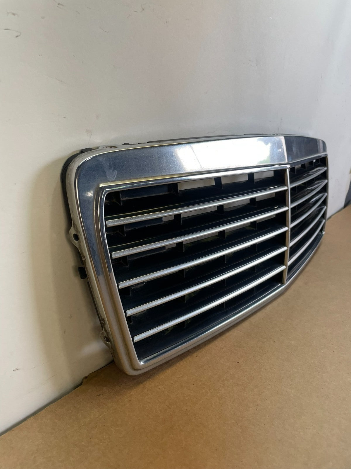 1996 to 1999 Mercedes Benz E320 Front Upper Grill Grill 2108880123 af8537 DG2