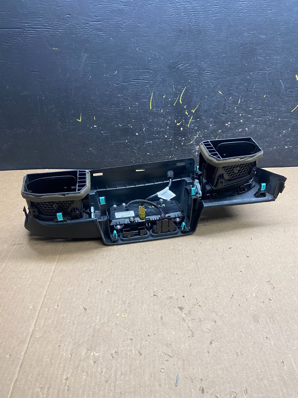 2020 to 2023 Ford  Explorer Console Radio Display Screen Air Vents x6629 DG5