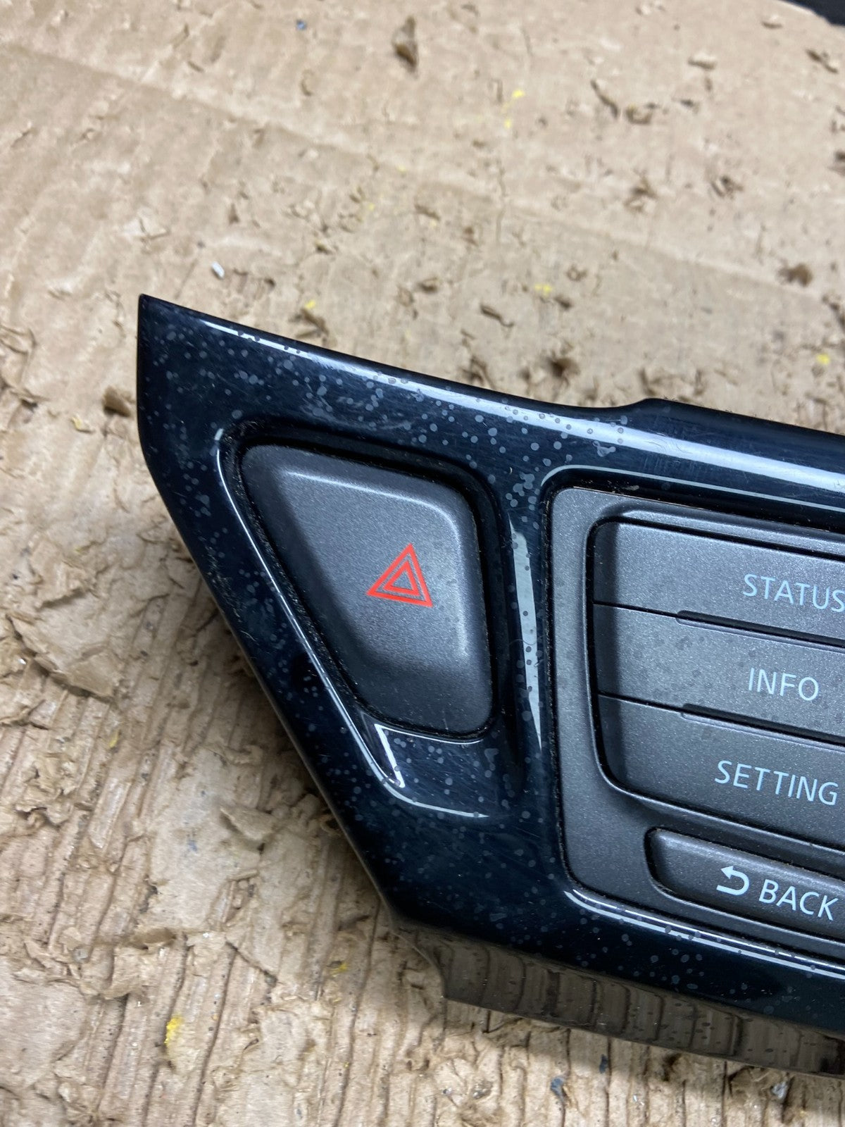 2013 to 2015 Nissan Pathfinder Information Display Control OEM  w0057 DG3