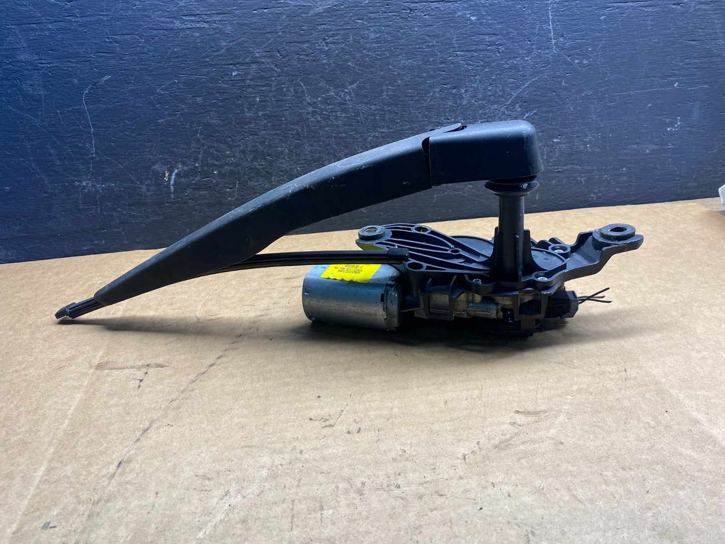 2011 to 2019 Ford Explorer Rear Windshield Wiper Motor ad7523 DG3