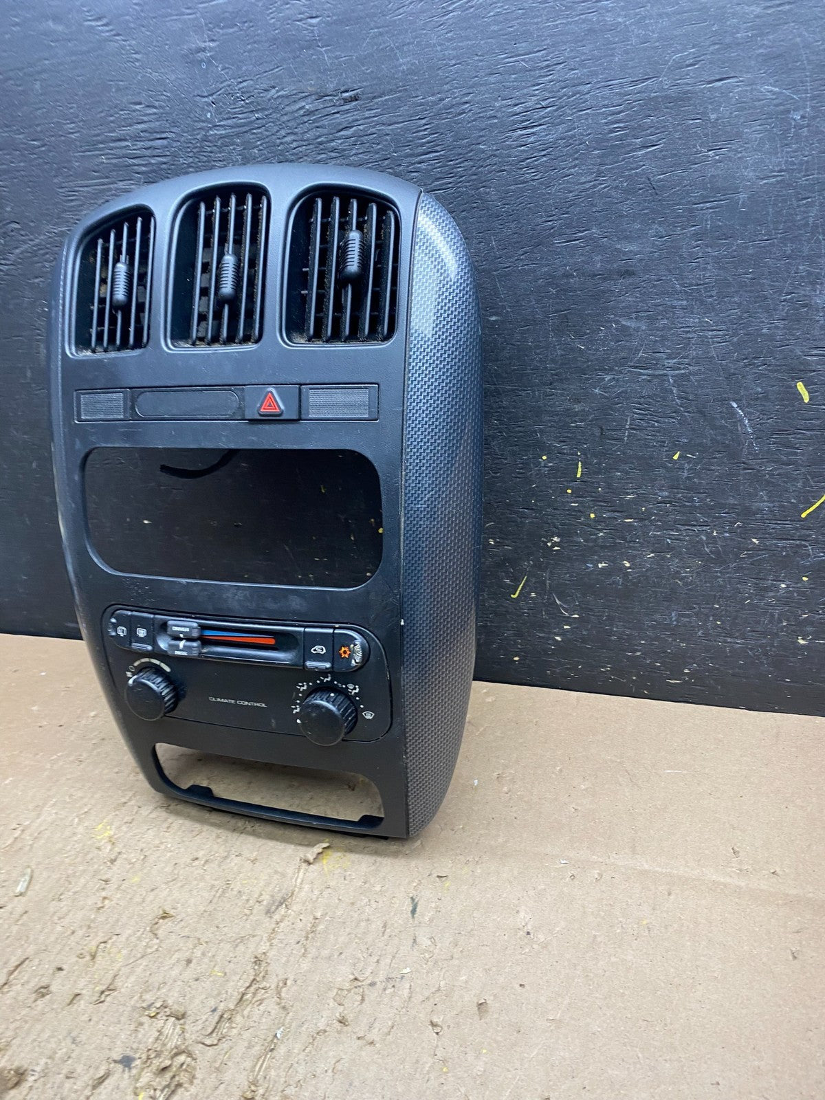 2004-2007 Chrysler Town Country Climate Control Panel Center Dash Trim T8562 DG2