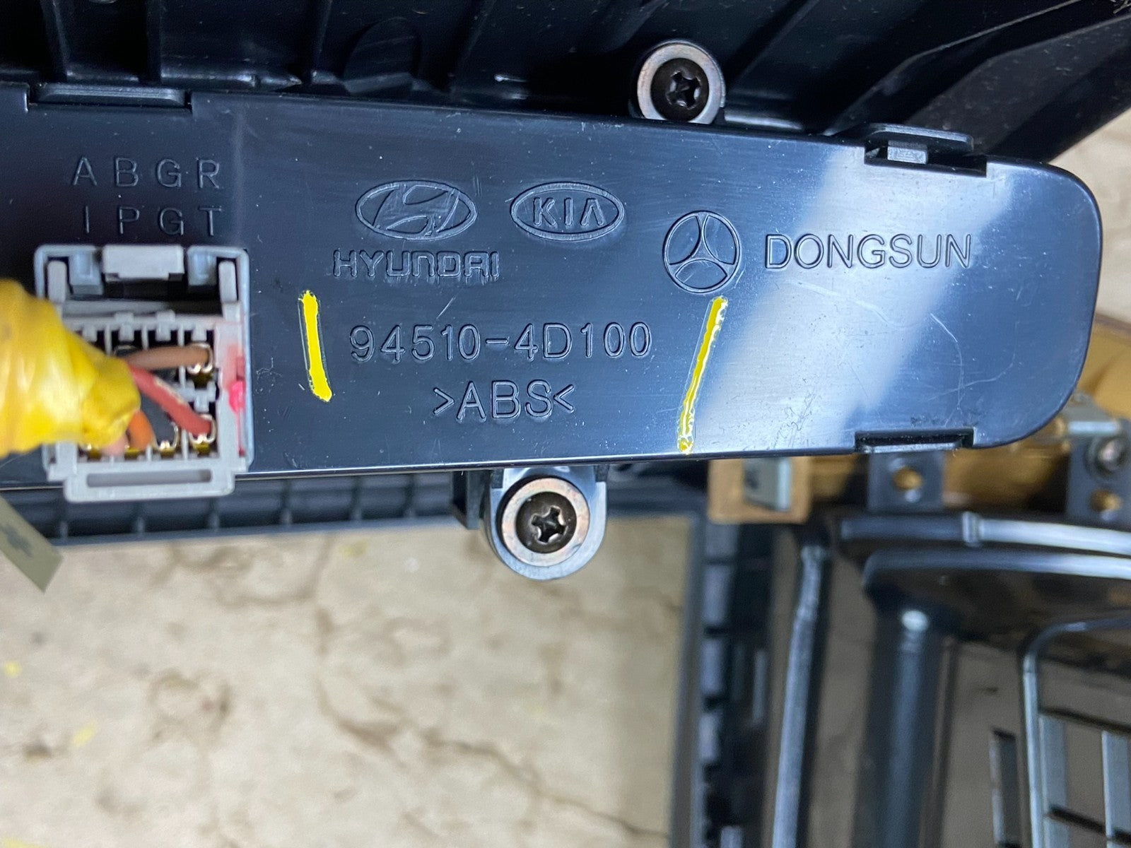 2006-2012 Hyundai Entourage Sedona Center Radio Clock Bezel Air Vent X6249 DG5