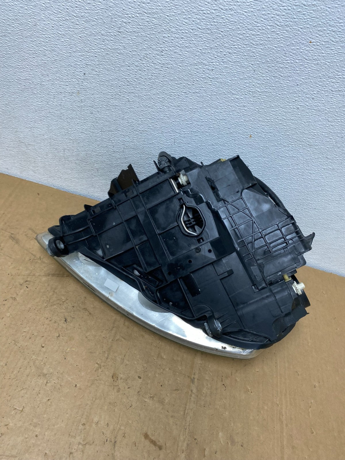 2004 to 2007 Volkswagen Touareg Right Passenger Halogen Headlight AA4296 DW7