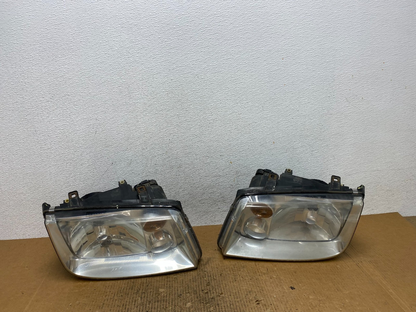 2002 to 2004 Volkswagen Jetta Left+Right Headlights AE2623 DW0