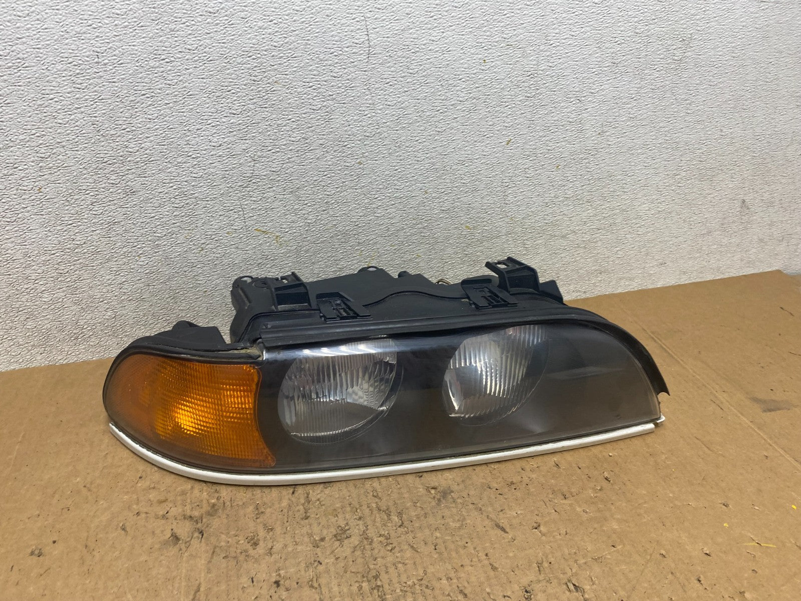 1997 - 2000 BMW E39 5 Series Headlight Right Passenger RH Halogen OEM Q7977 DW0