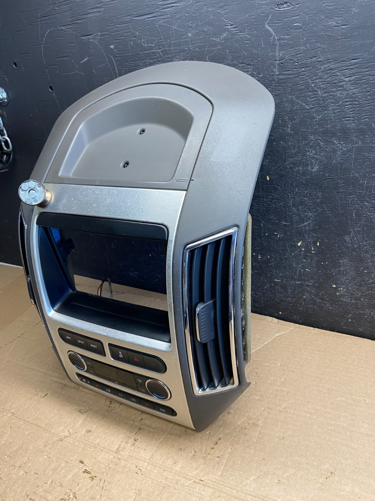 2007 - 2010 Ford Edge Heater Climate Control Radio Control Dash Bezel AF2206 DG1