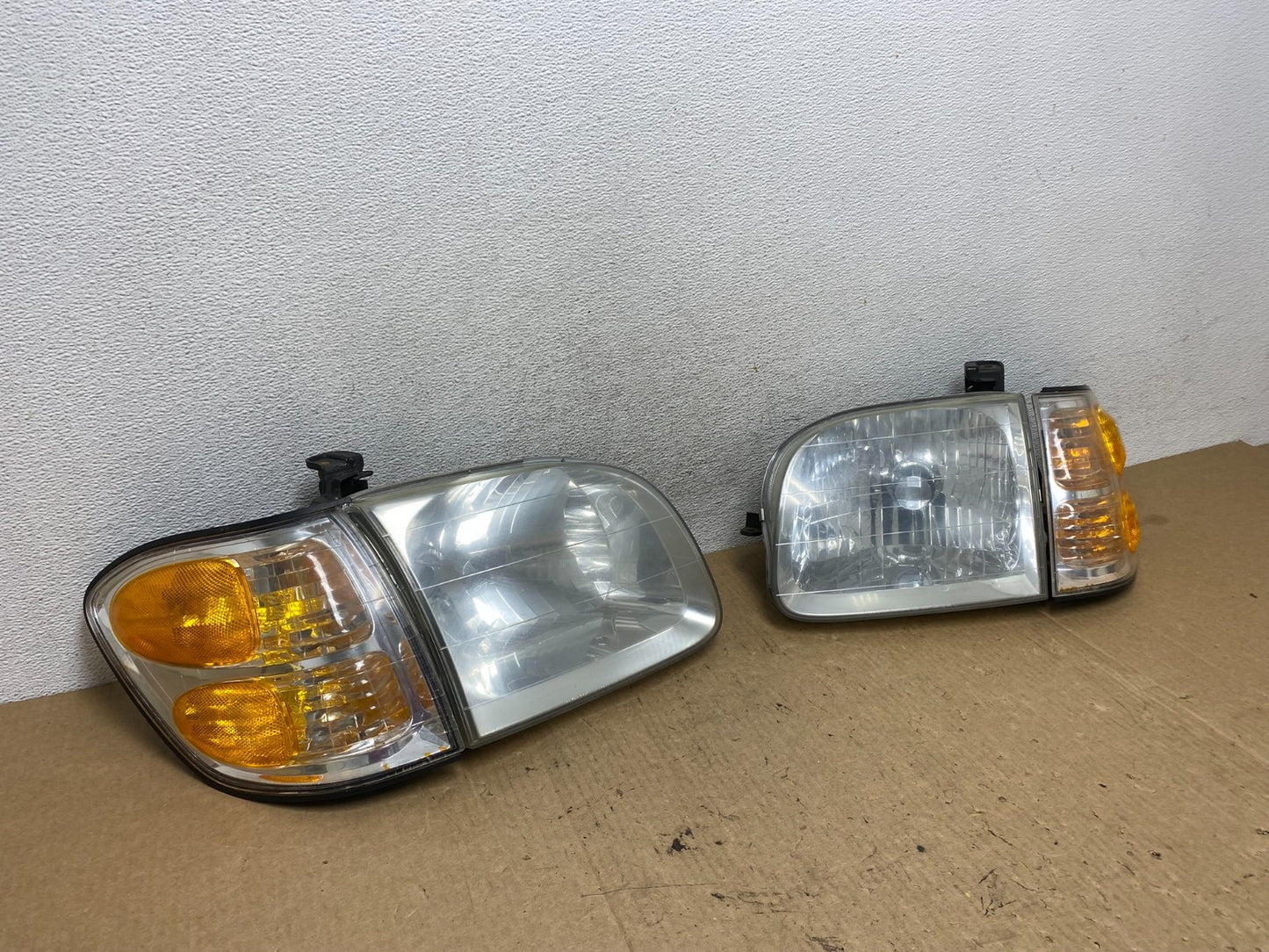 2001-2004 Toyota Sequoia Left+Right Side Halogen Headlights AF9825 DW2