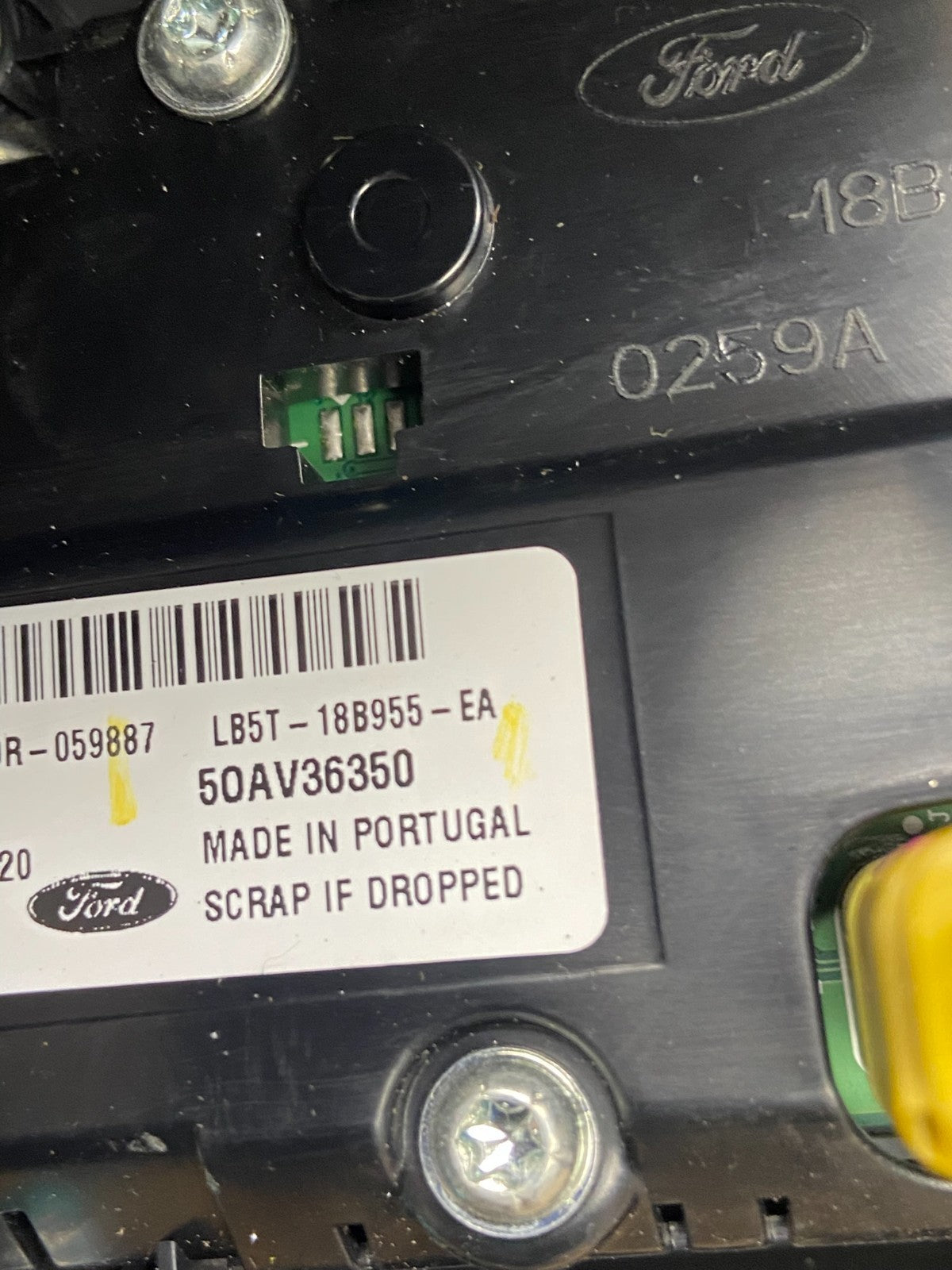 2020 to 2023 Ford Explorer Console Radio Display Screen Air Vents ad2185 DG4